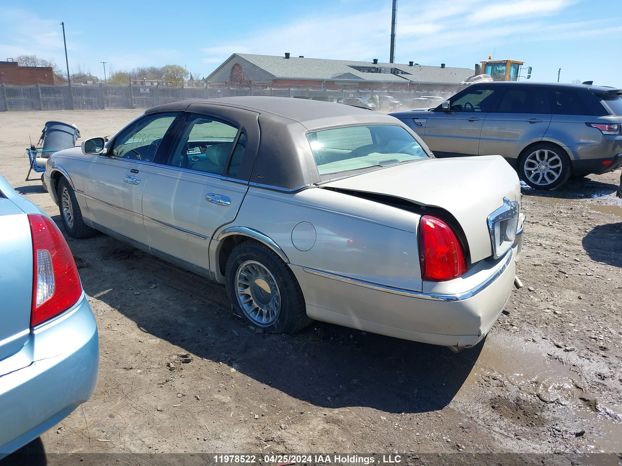 Photo 2 VIN: 1LNHM83WX2Y611028 - LINCOLN TOWN CAR 