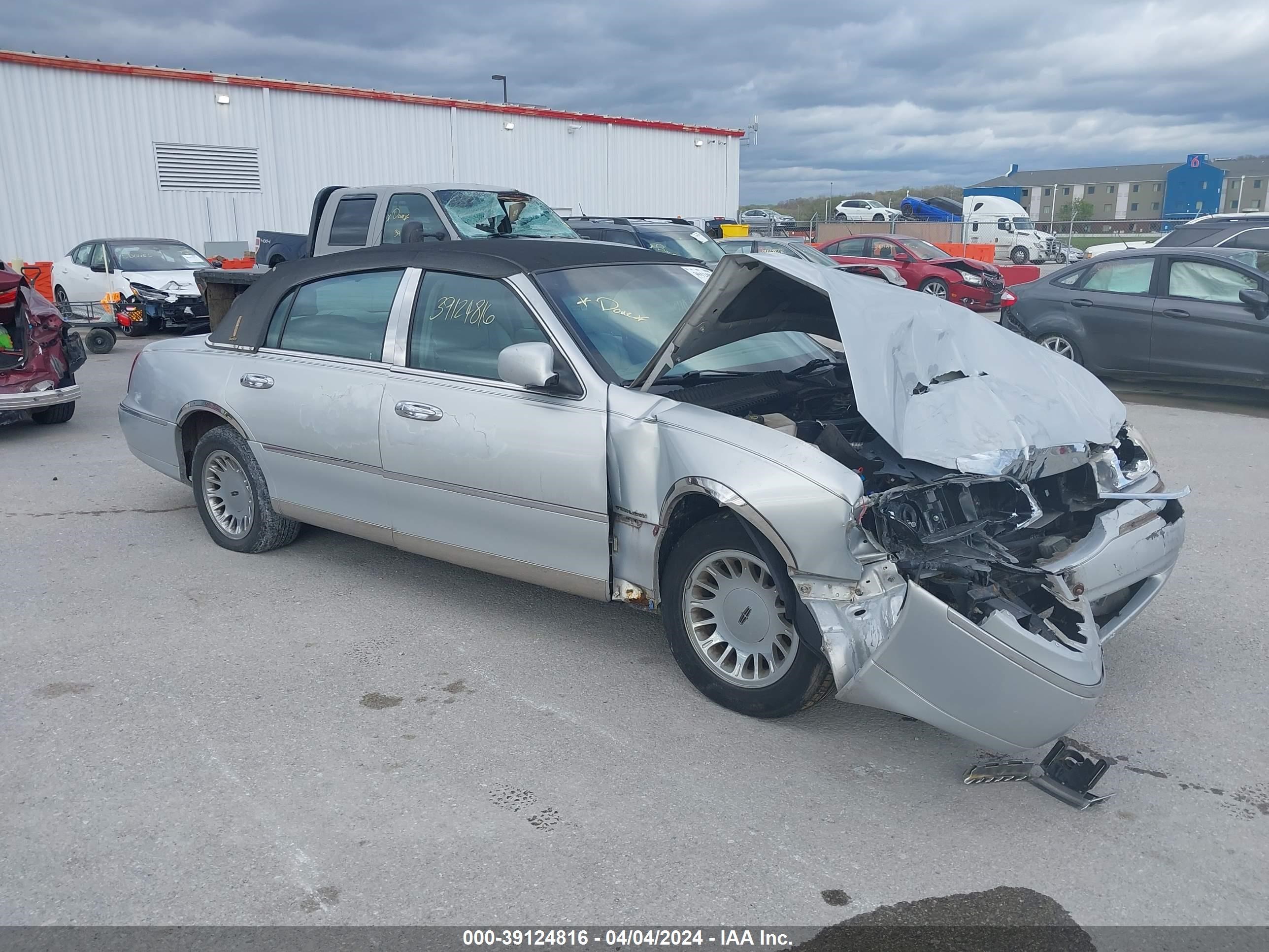 Photo 0 VIN: 1LNHM83WX2Y650802 - LINCOLN TOWN CAR 