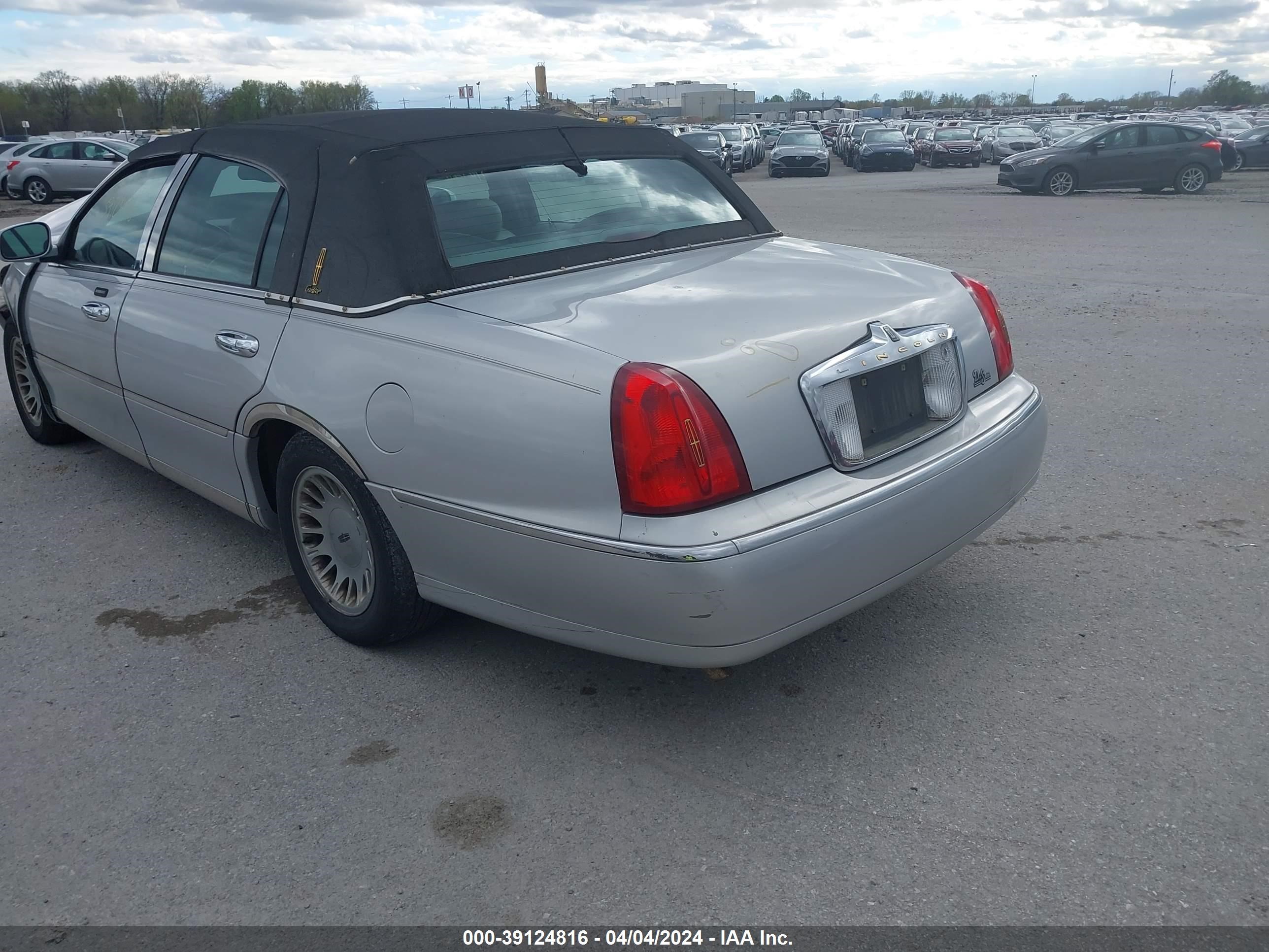 Photo 12 VIN: 1LNHM83WX2Y650802 - LINCOLN TOWN CAR 