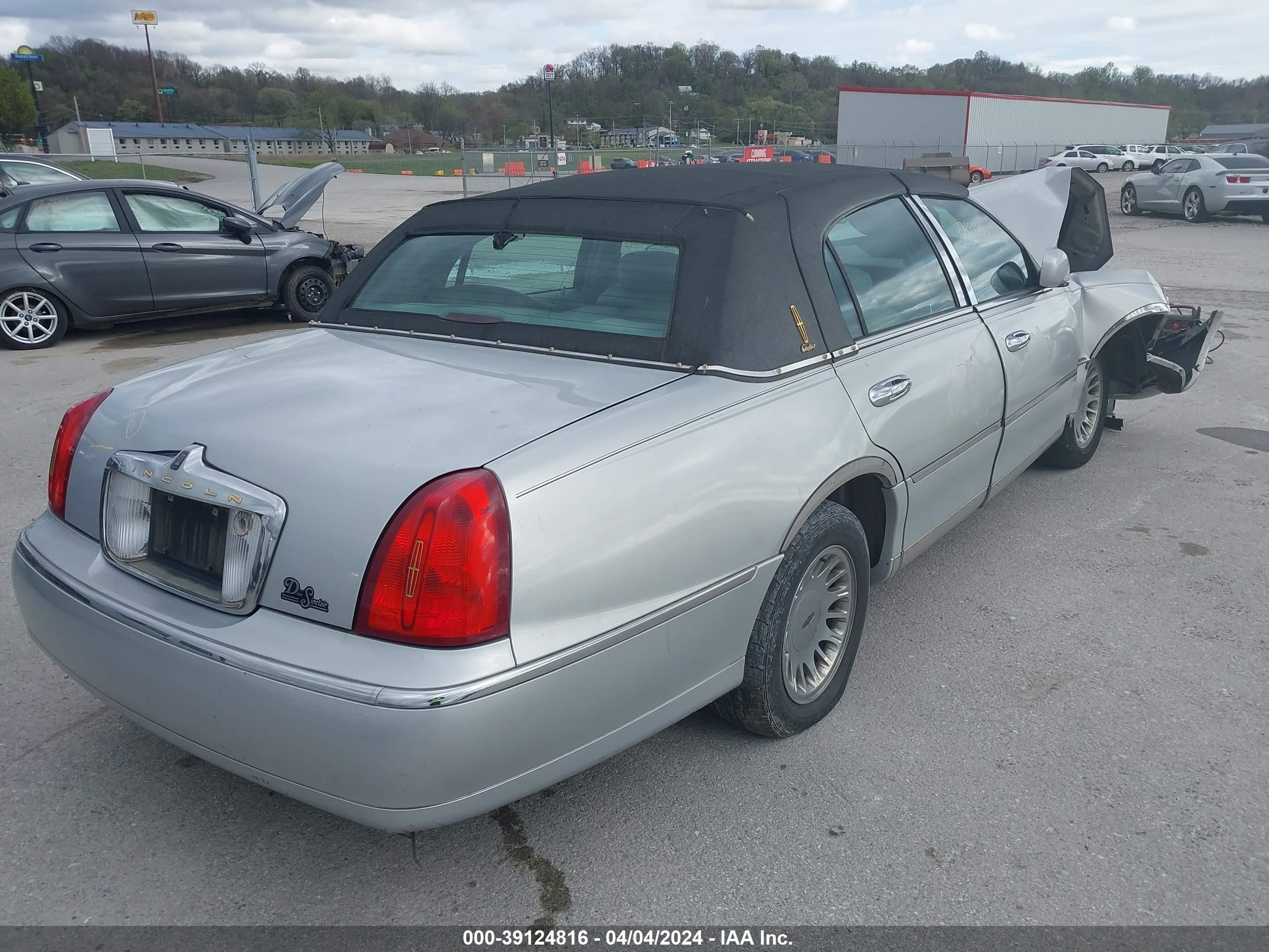 Photo 13 VIN: 1LNHM83WX2Y650802 - LINCOLN TOWN CAR 