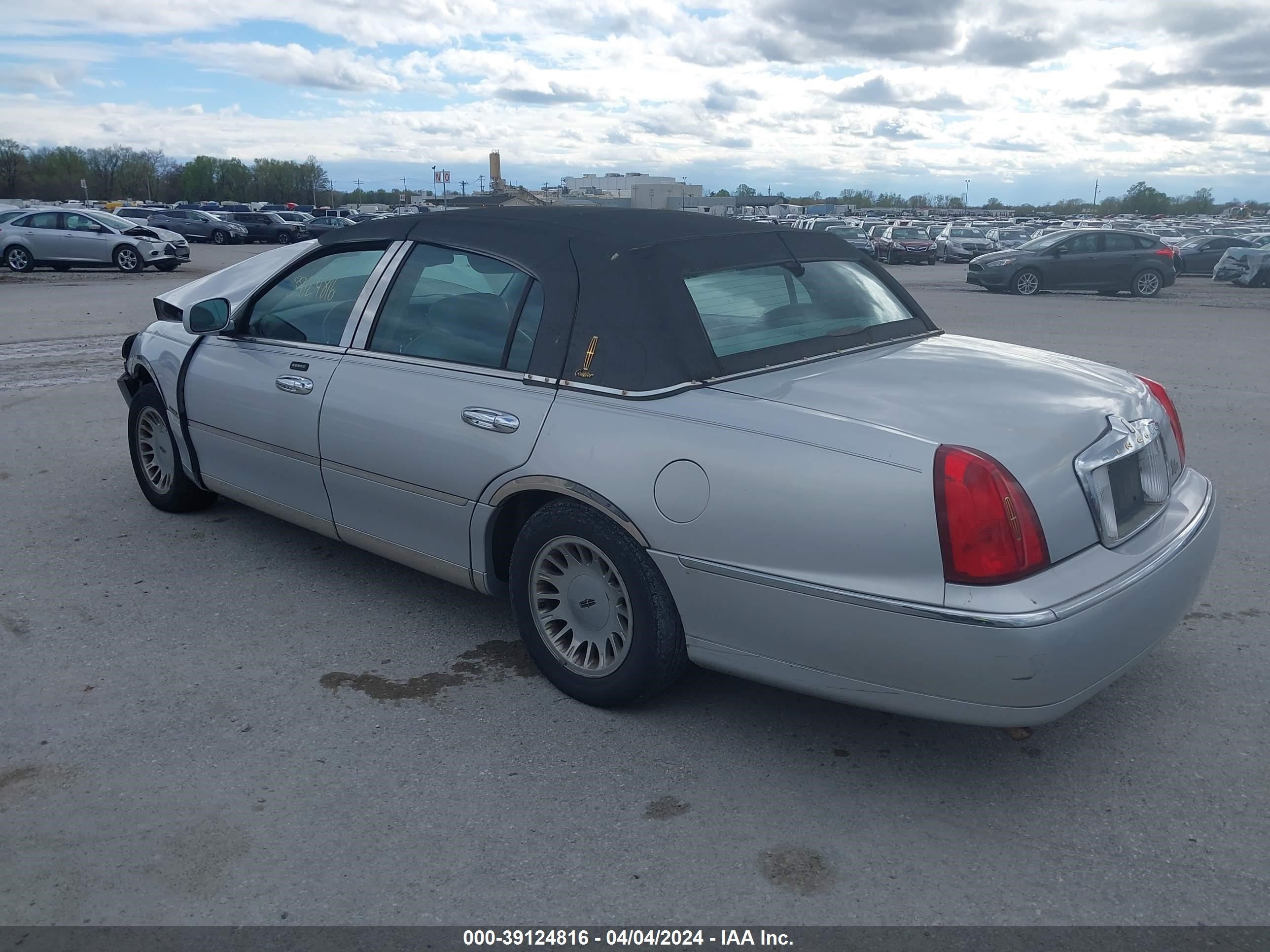 Photo 2 VIN: 1LNHM83WX2Y650802 - LINCOLN TOWN CAR 