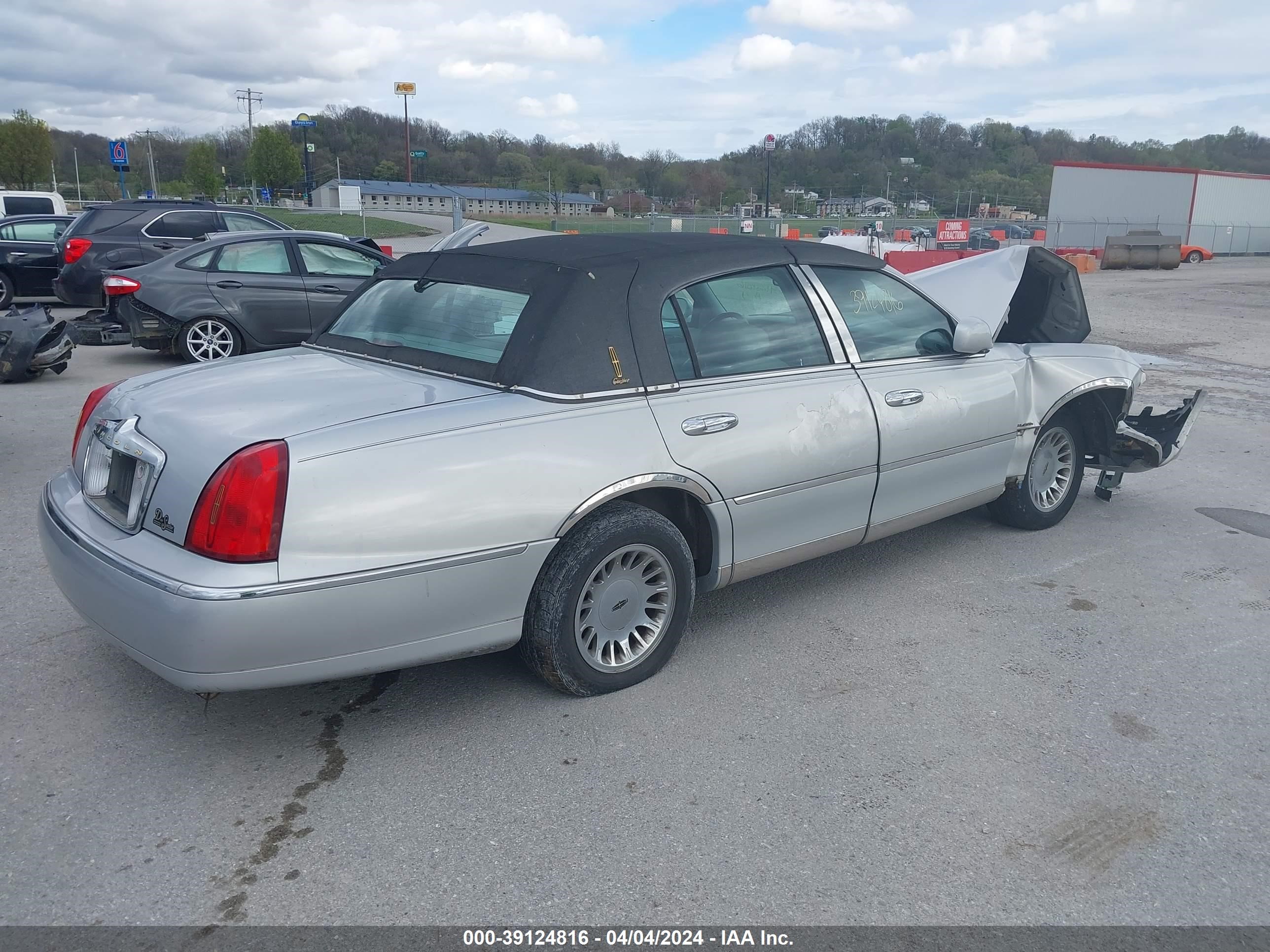 Photo 3 VIN: 1LNHM83WX2Y650802 - LINCOLN TOWN CAR 