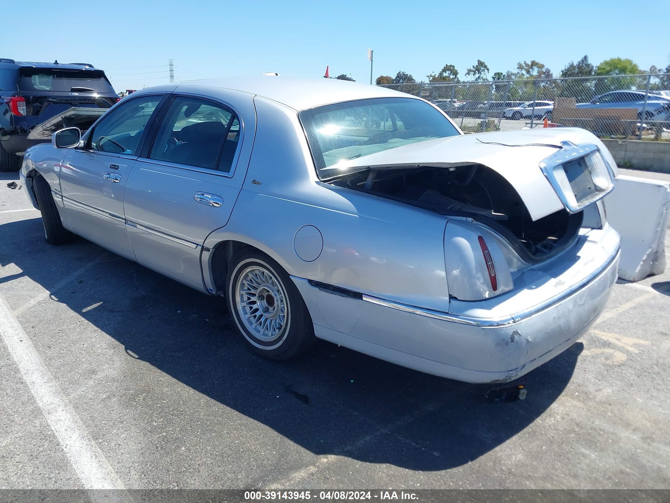 Photo 2 VIN: 1LNHM83WX2Y667471 - LINCOLN TOWN CAR 