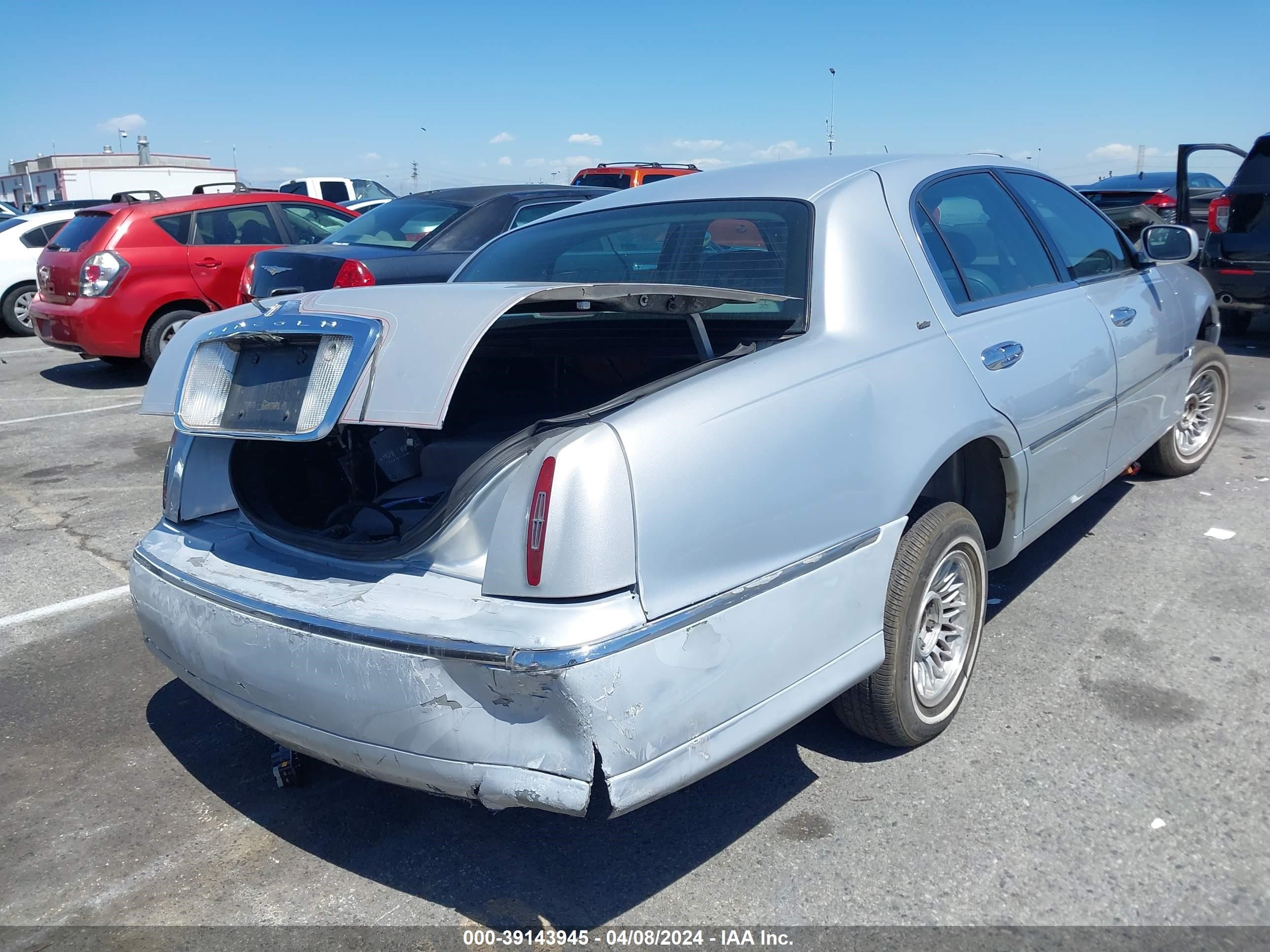 Photo 3 VIN: 1LNHM83WX2Y667471 - LINCOLN TOWN CAR 