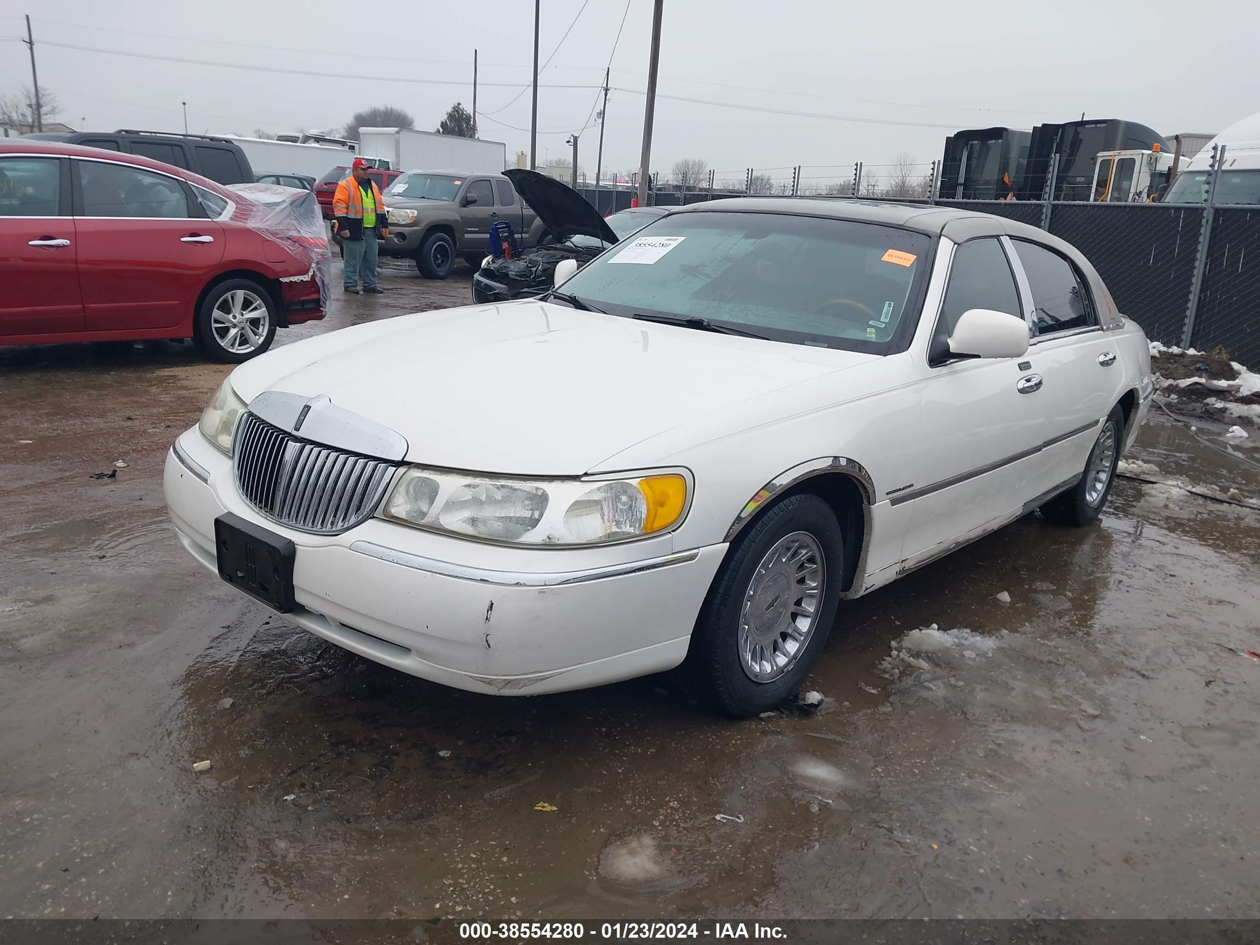 Photo 1 VIN: 1LNHM83WX2Y671018 - LINCOLN TOWN CAR 