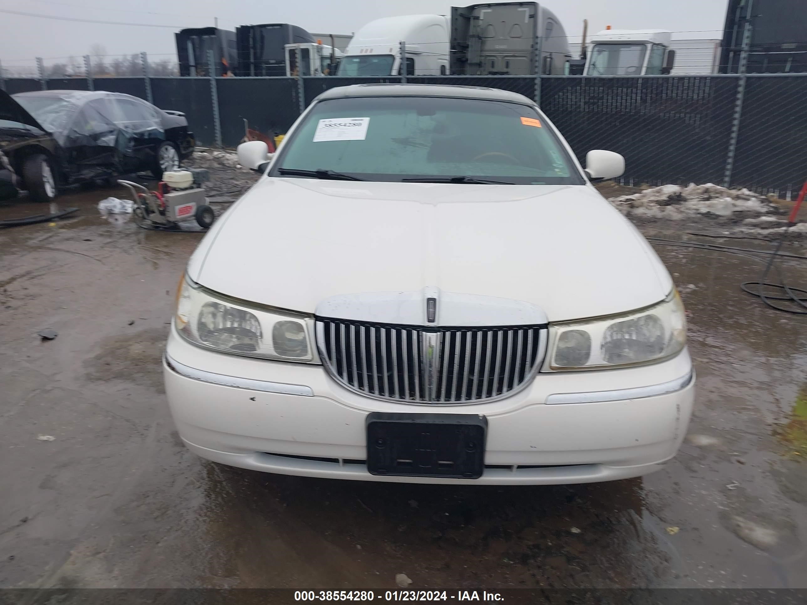 Photo 11 VIN: 1LNHM83WX2Y671018 - LINCOLN TOWN CAR 