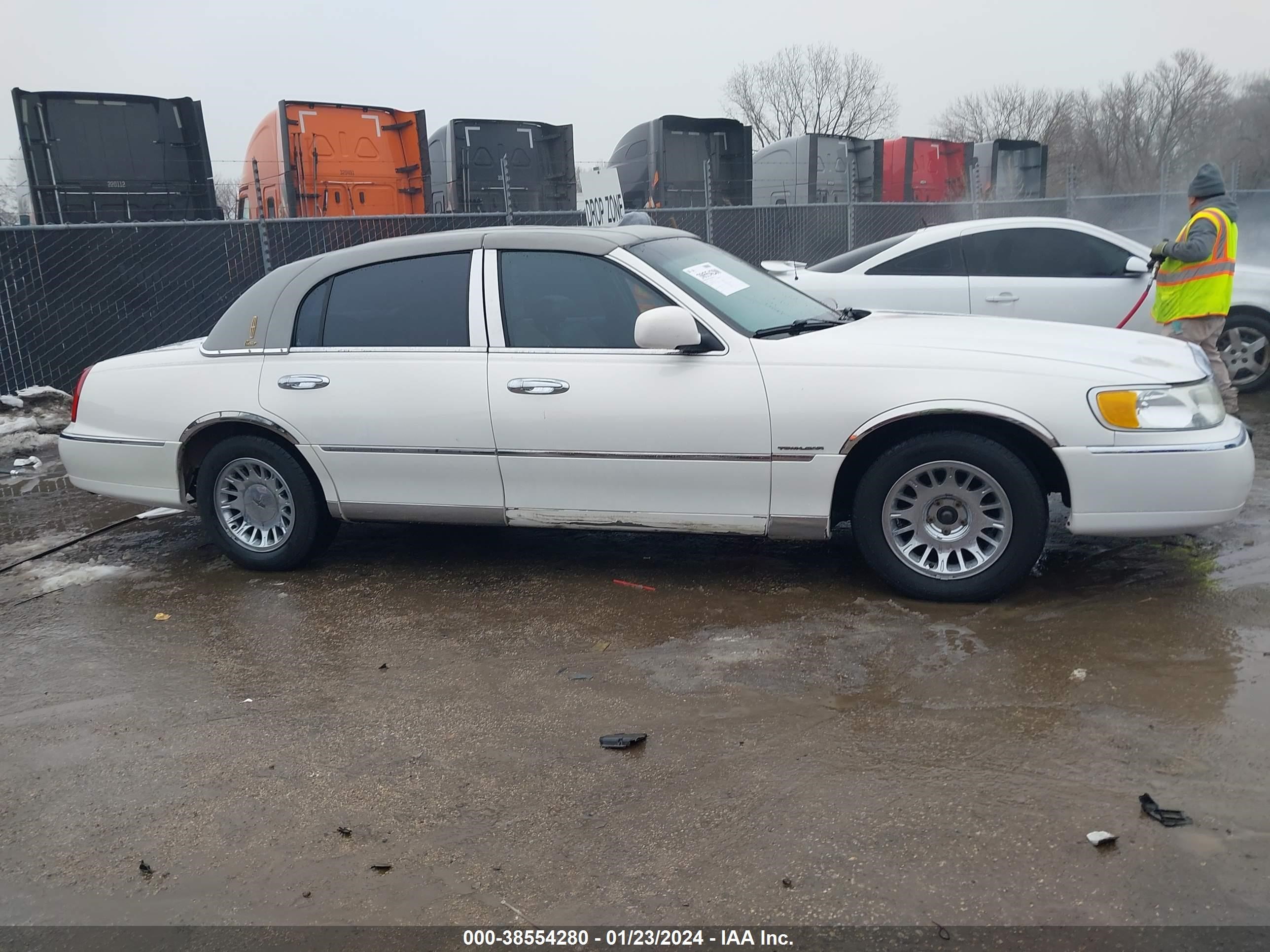 Photo 12 VIN: 1LNHM83WX2Y671018 - LINCOLN TOWN CAR 