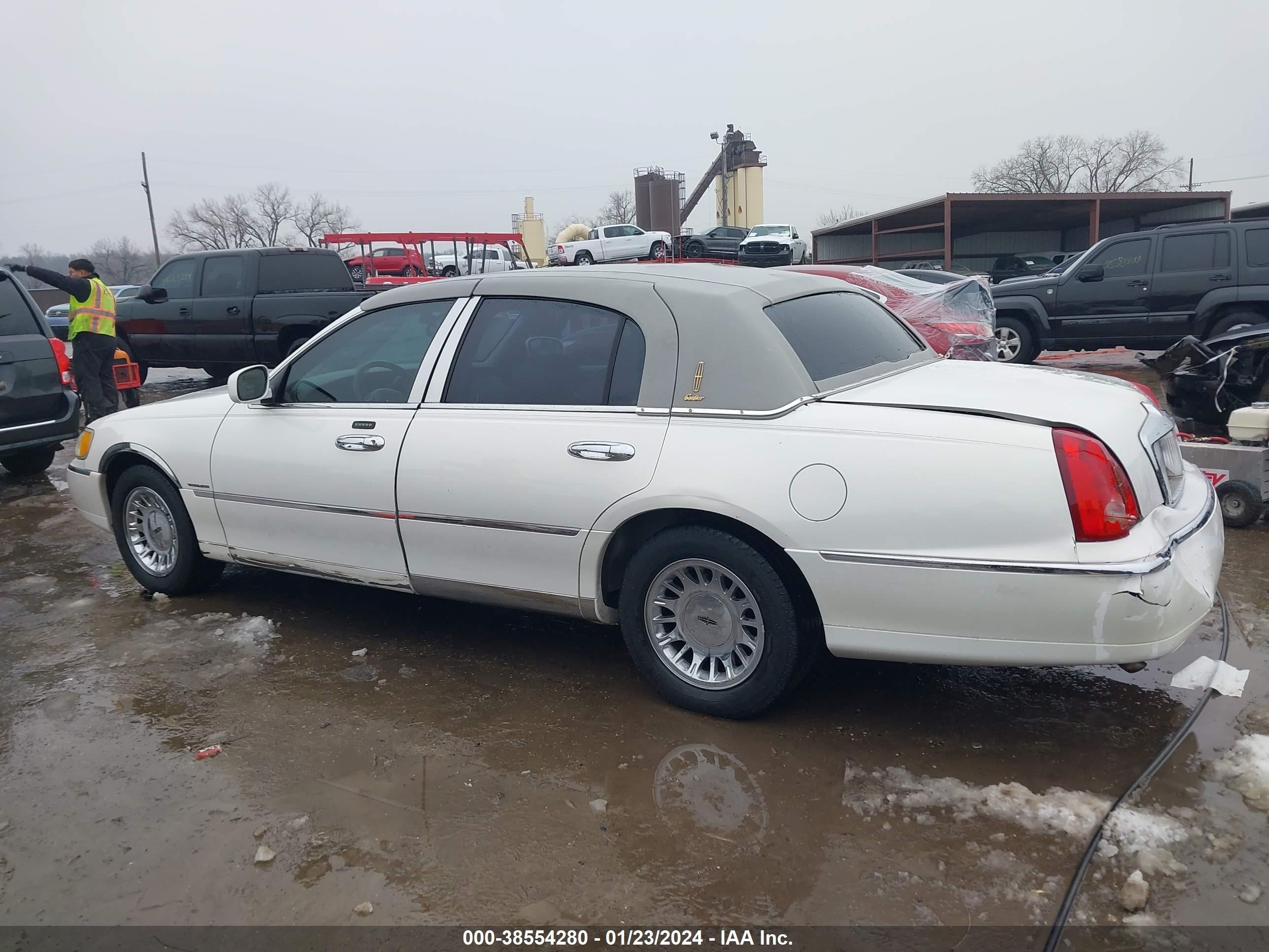 Photo 13 VIN: 1LNHM83WX2Y671018 - LINCOLN TOWN CAR 