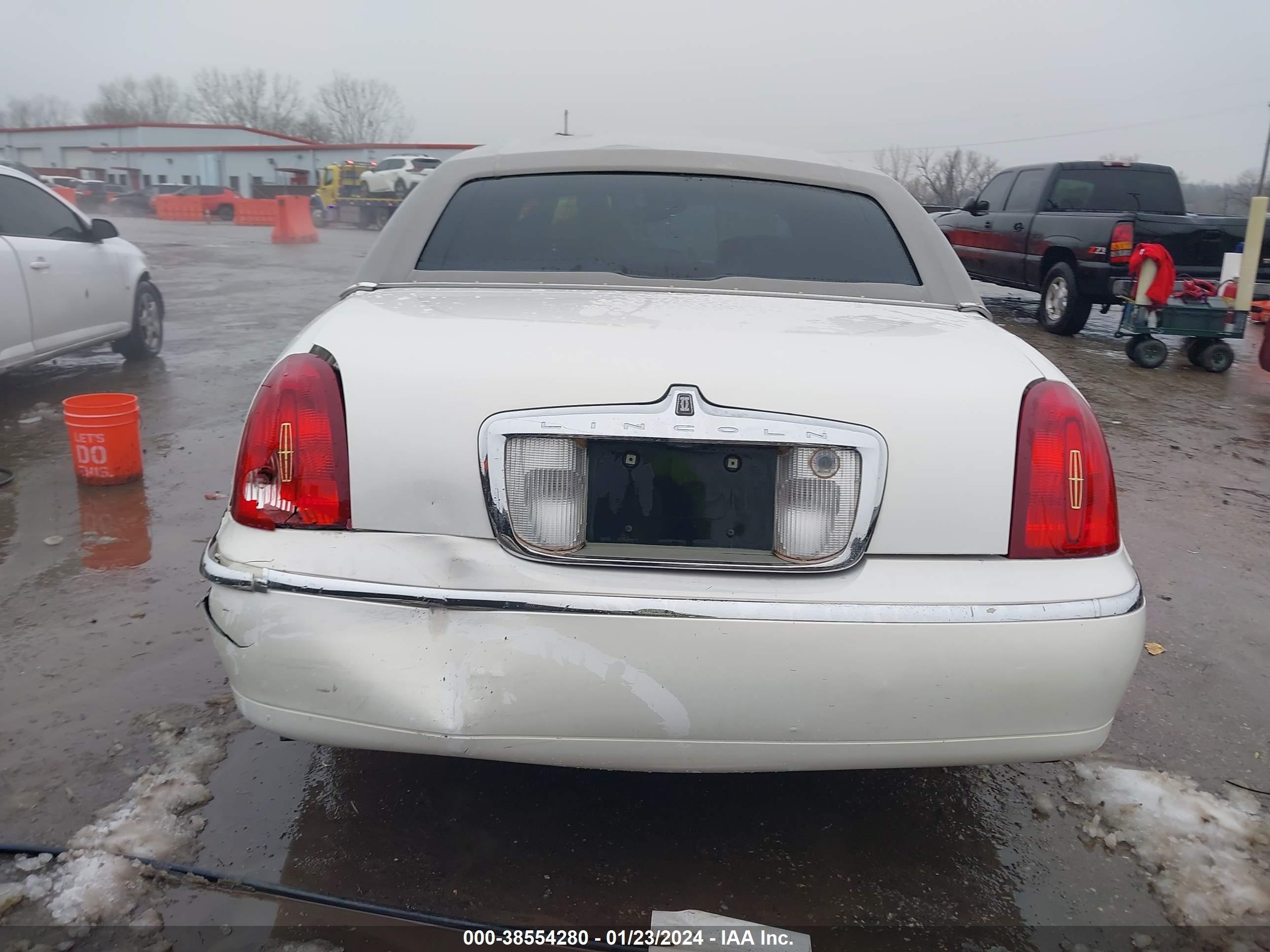 Photo 15 VIN: 1LNHM83WX2Y671018 - LINCOLN TOWN CAR 