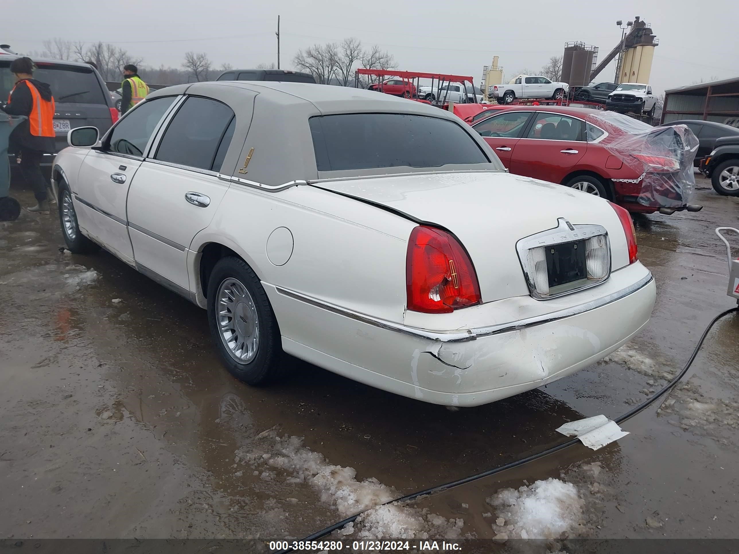 Photo 2 VIN: 1LNHM83WX2Y671018 - LINCOLN TOWN CAR 