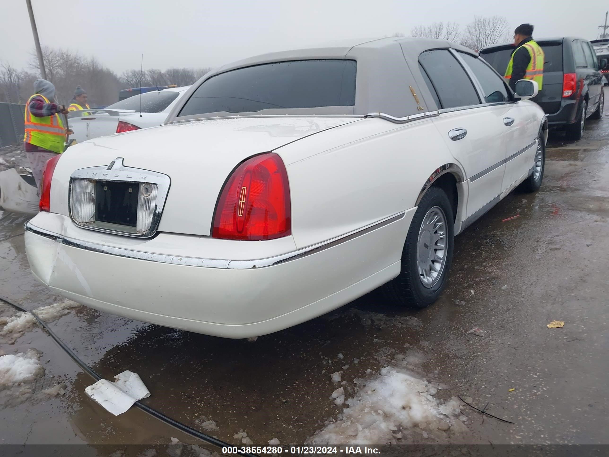 Photo 3 VIN: 1LNHM83WX2Y671018 - LINCOLN TOWN CAR 