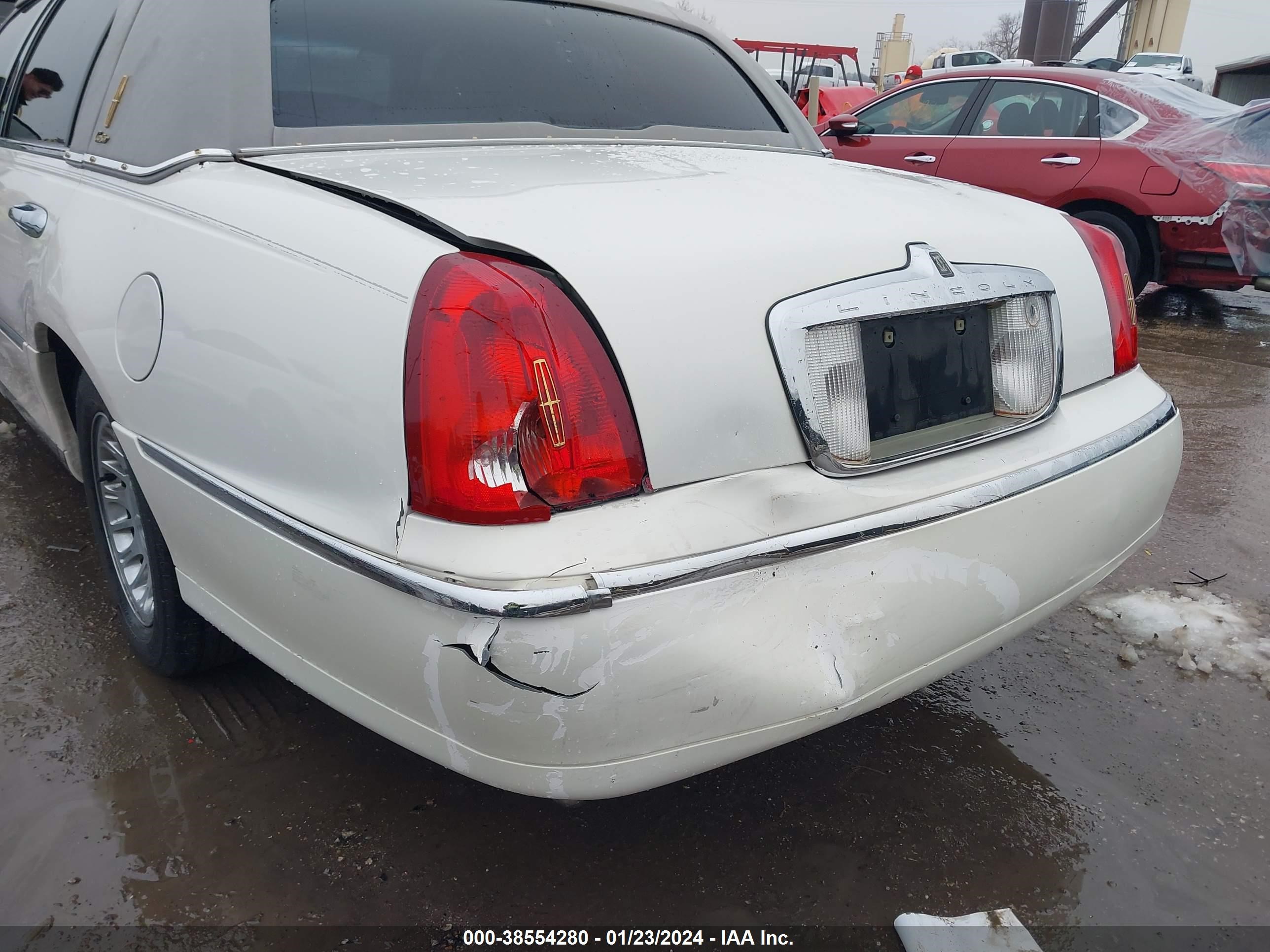 Photo 5 VIN: 1LNHM83WX2Y671018 - LINCOLN TOWN CAR 