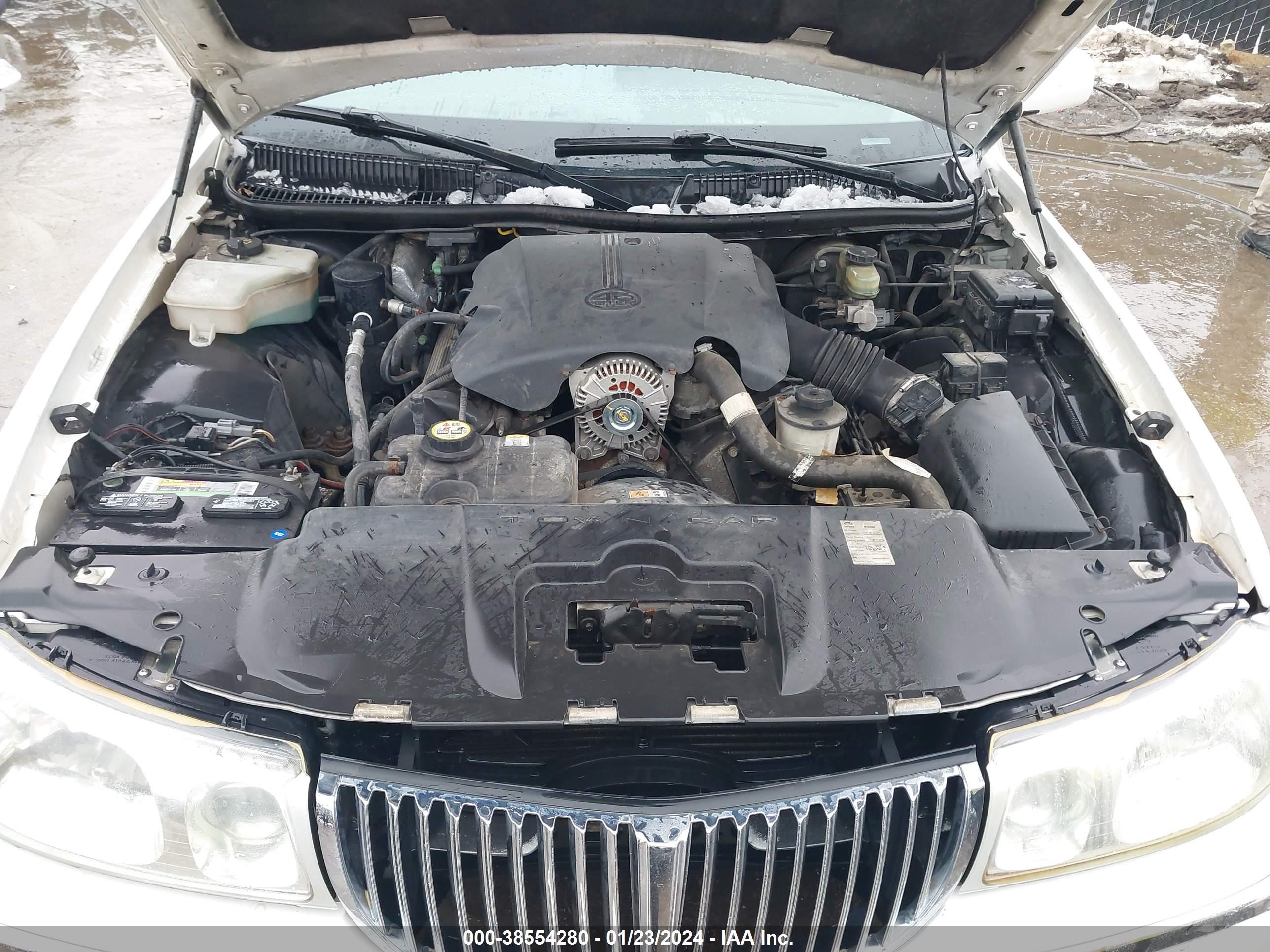 Photo 9 VIN: 1LNHM83WX2Y671018 - LINCOLN TOWN CAR 