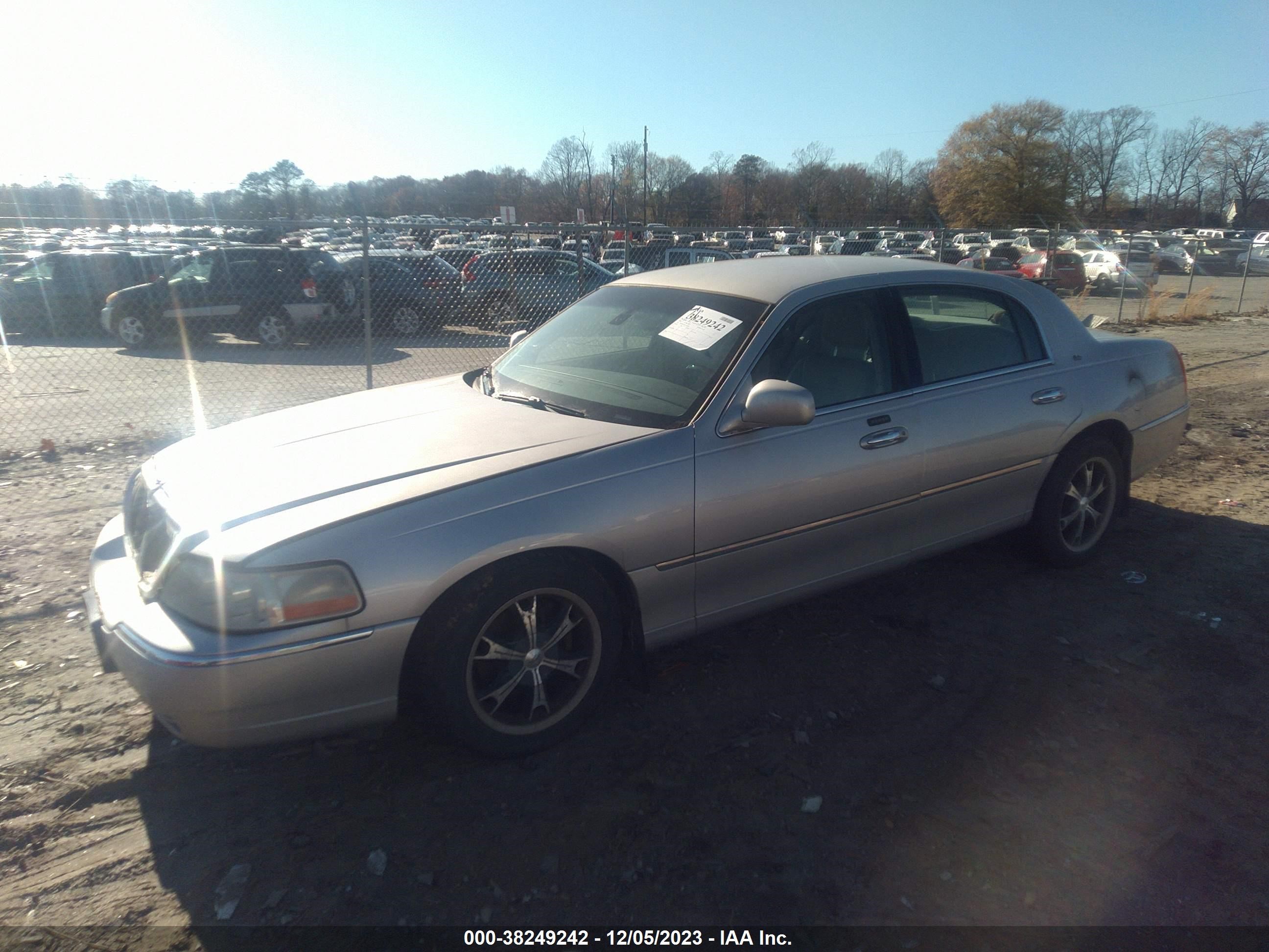 Photo 1 VIN: 1LNHM83WX3Y630809 - LINCOLN TOWN CAR 