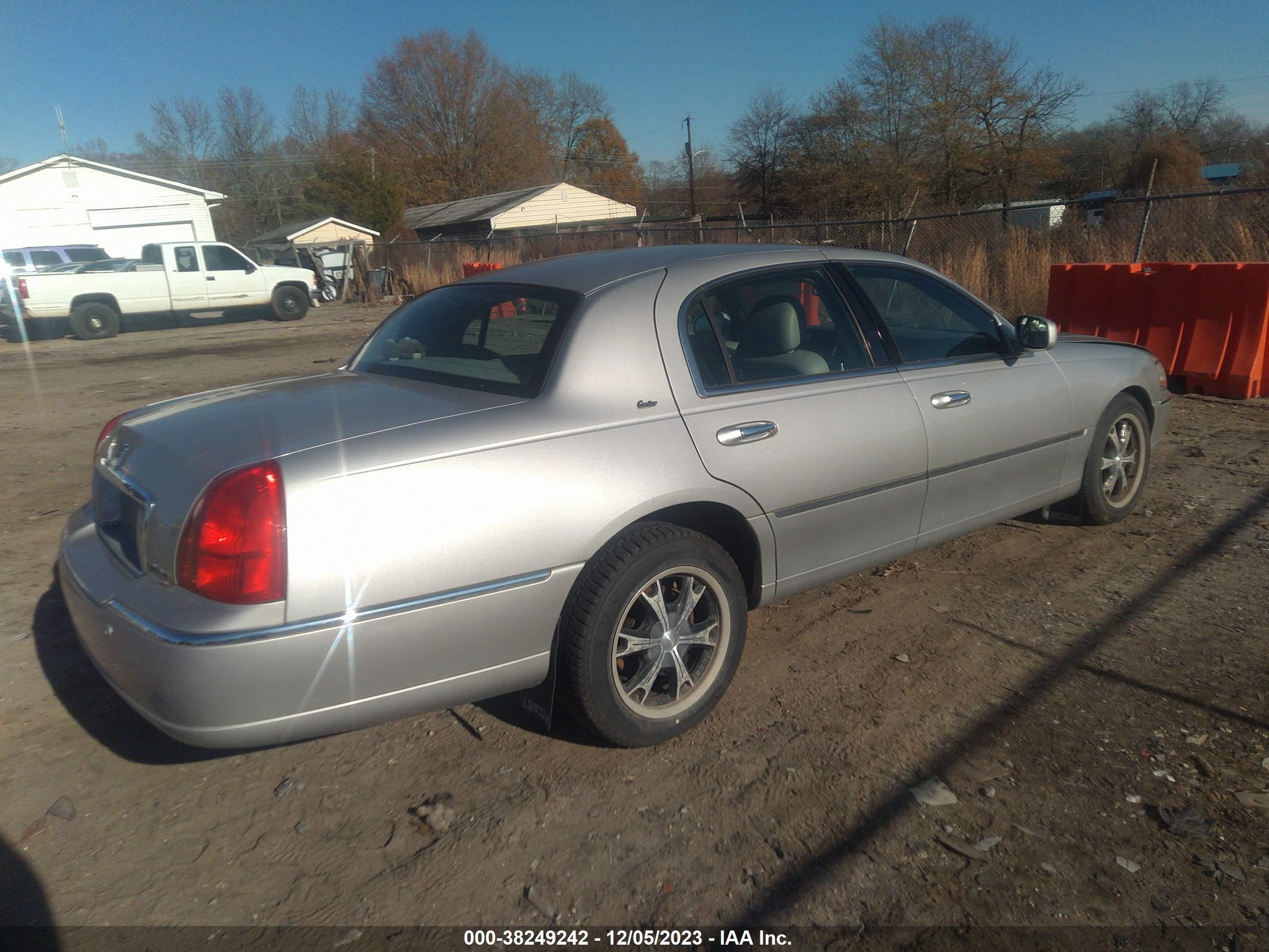 Photo 3 VIN: 1LNHM83WX3Y630809 - LINCOLN TOWN CAR 