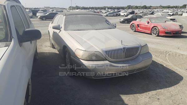 Photo 9 VIN: 1LNHM83WX4Y629192 - LINCOLN TOWN 