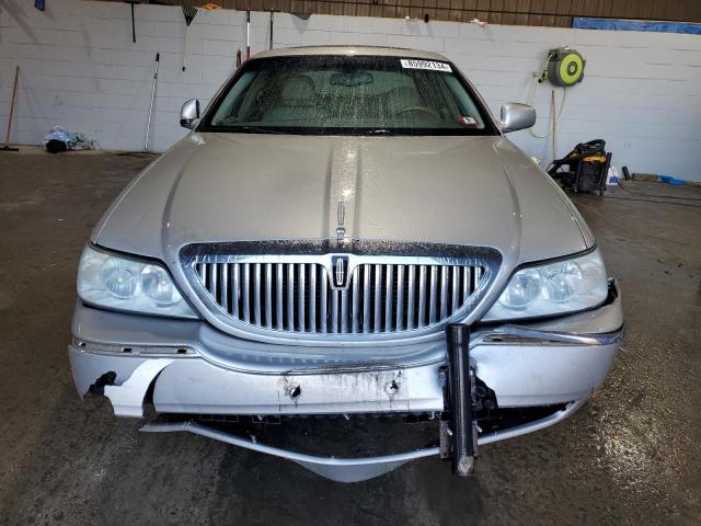 Photo 4 VIN: 1LNHM83WX4Y630665 - LINCOLN TOWN CAR U 