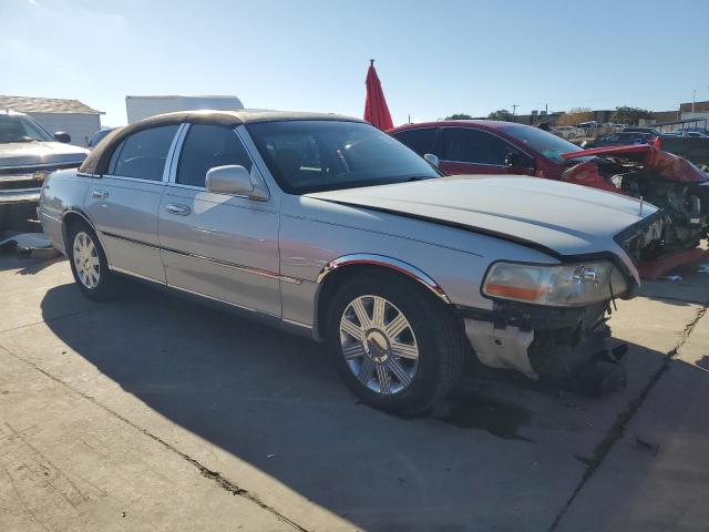 Photo 3 VIN: 1LNHM83WX4Y662113 - LINCOLN TOWNCAR 