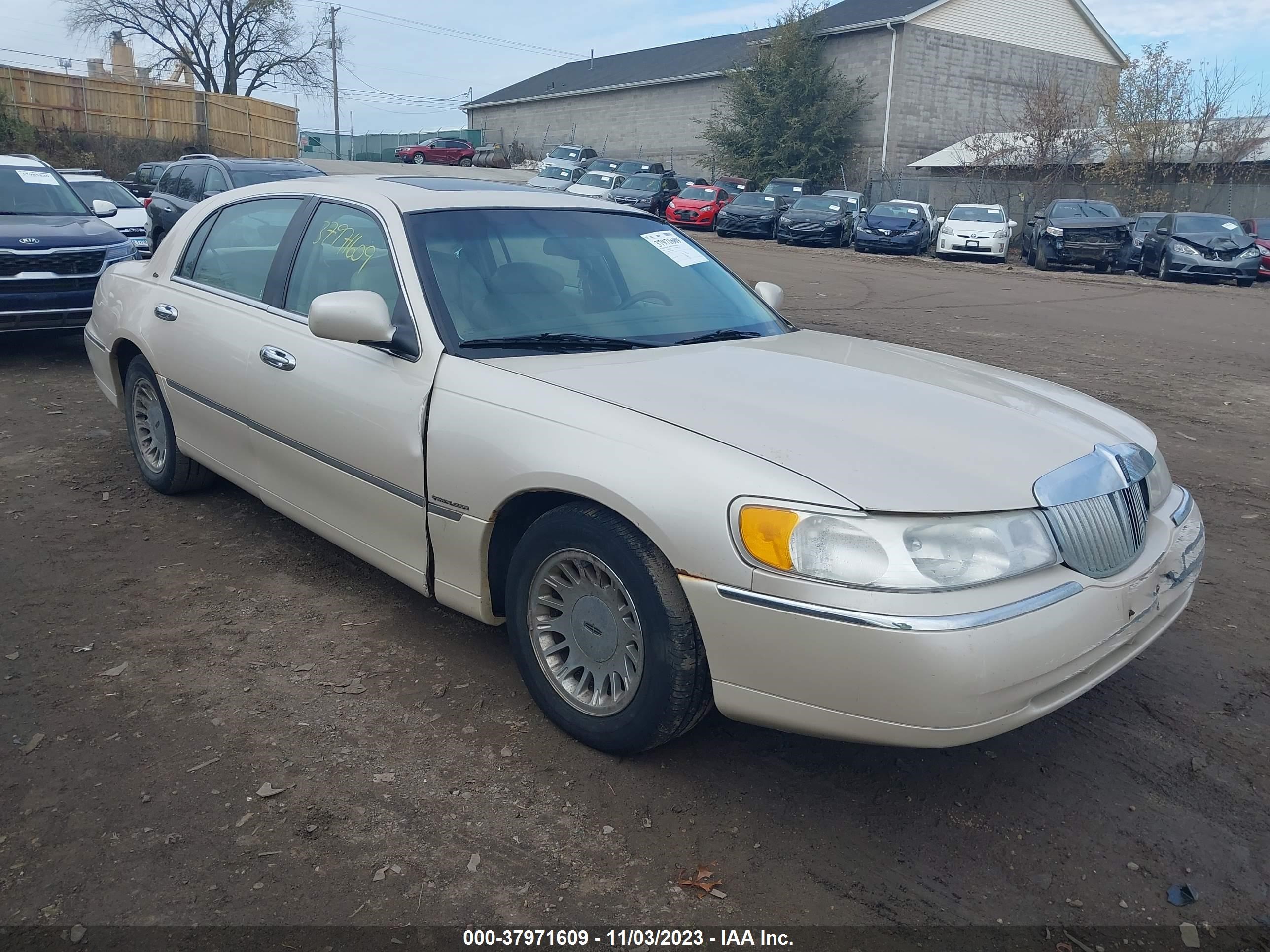 Photo 0 VIN: 1LNHM83WXXY668837 - LINCOLN TOWN CAR 