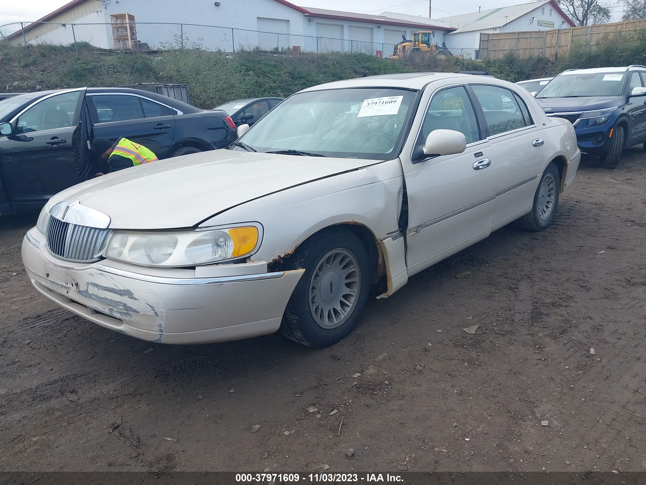 Photo 1 VIN: 1LNHM83WXXY668837 - LINCOLN TOWN CAR 