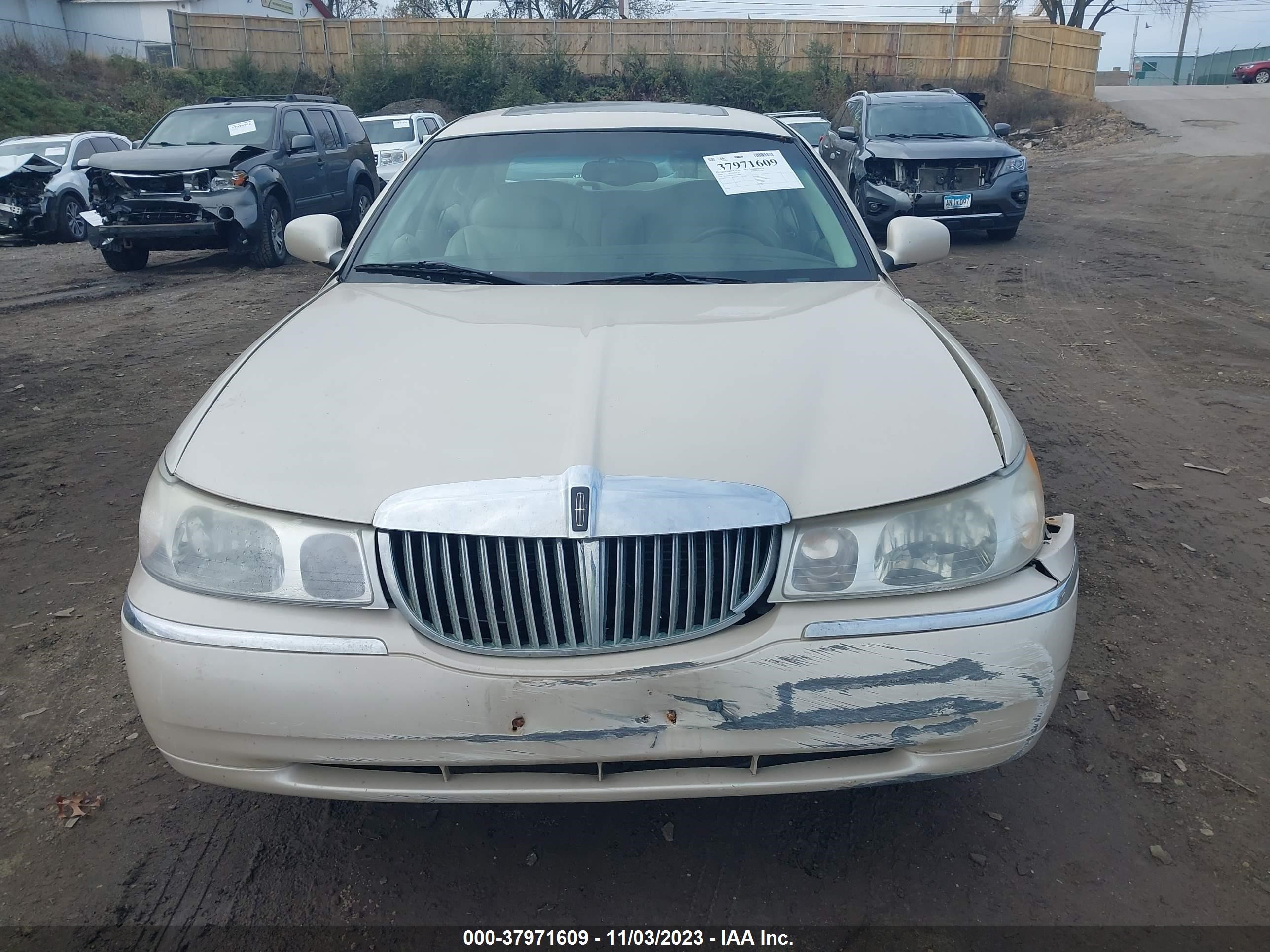 Photo 11 VIN: 1LNHM83WXXY668837 - LINCOLN TOWN CAR 