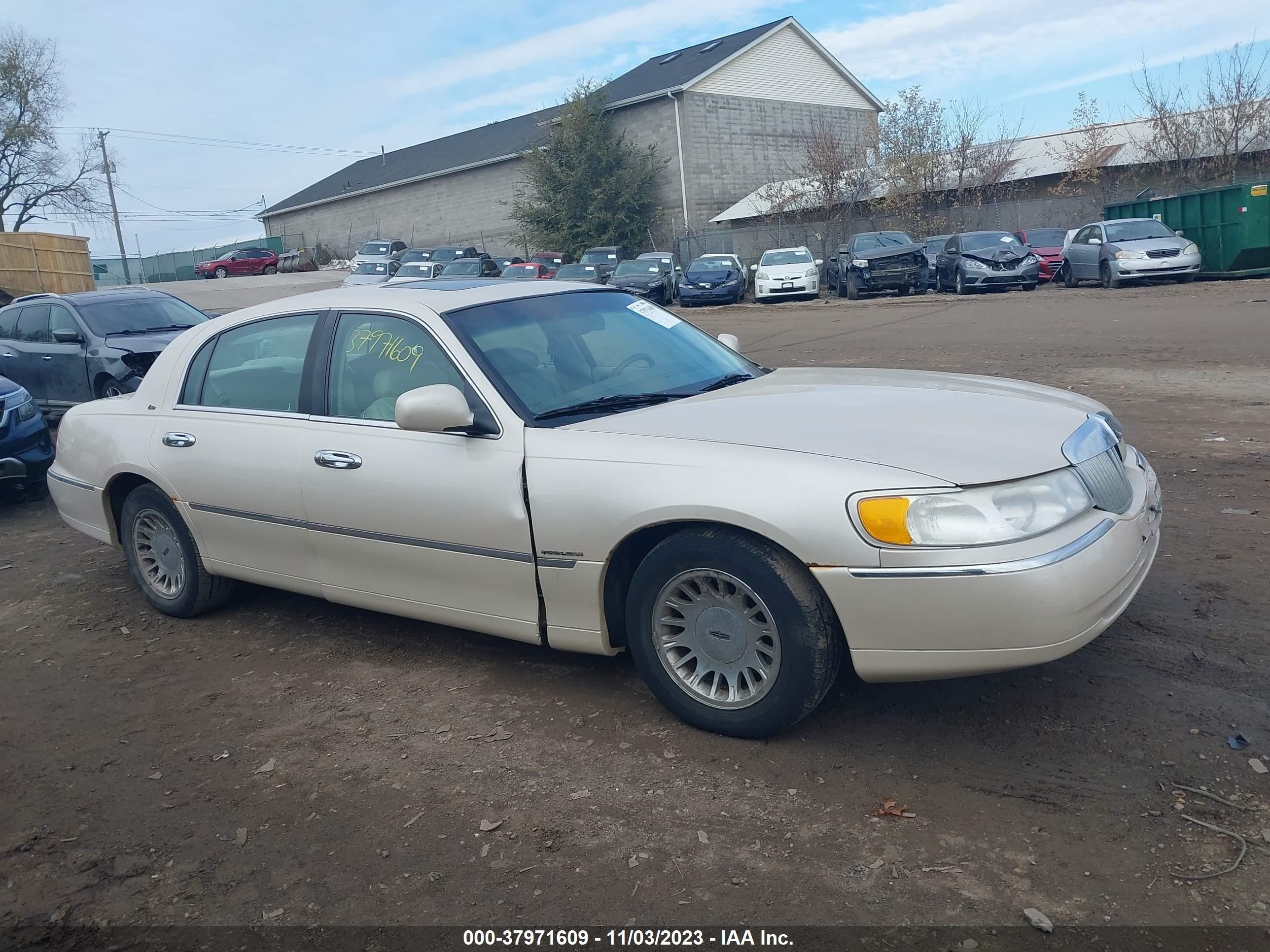 Photo 12 VIN: 1LNHM83WXXY668837 - LINCOLN TOWN CAR 