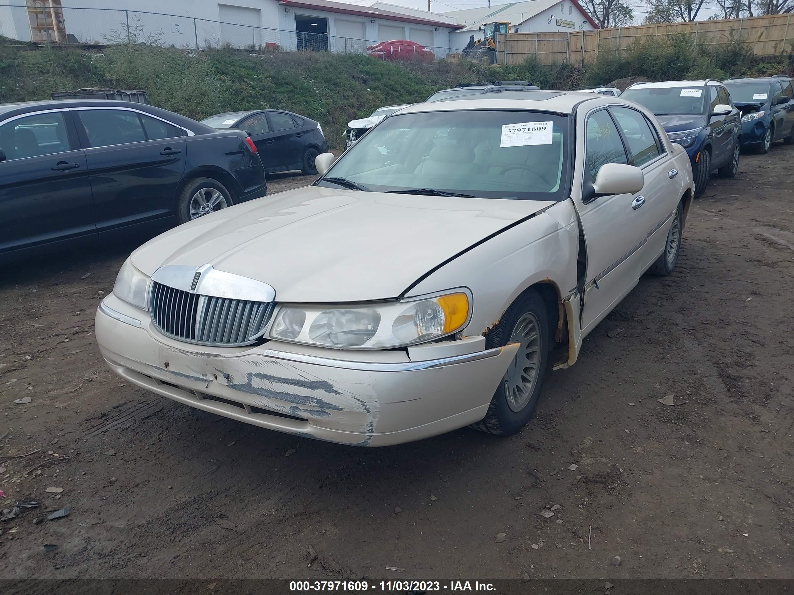 Photo 5 VIN: 1LNHM83WXXY668837 - LINCOLN TOWN CAR 