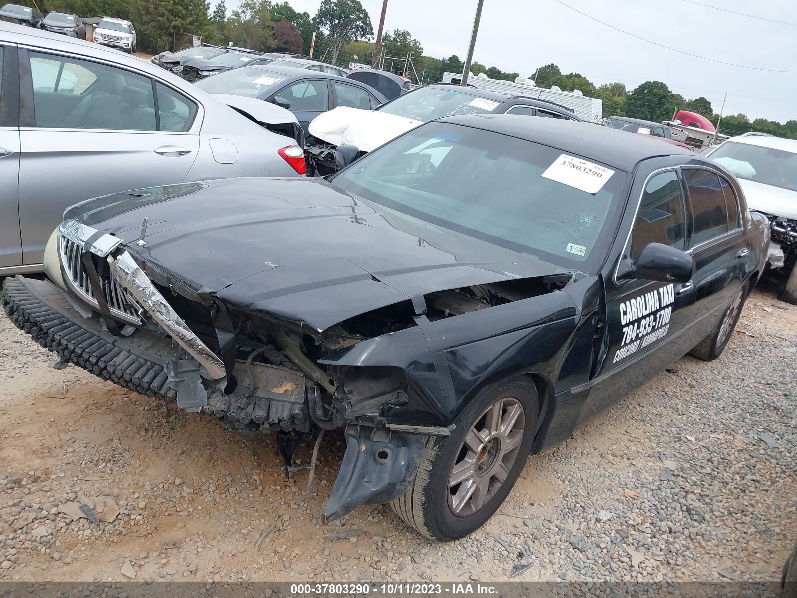 Photo 1 VIN: 1LNHM84W27Y607206 - LINCOLN TOWN CAR 