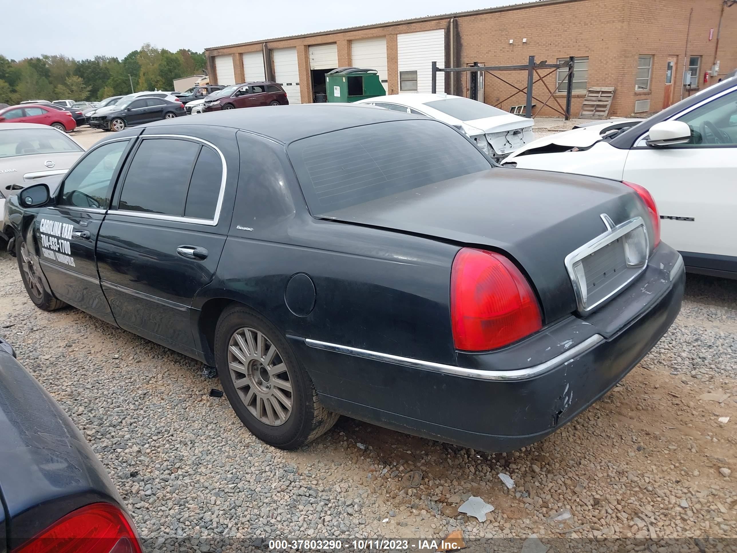 Photo 2 VIN: 1LNHM84W27Y607206 - LINCOLN TOWN CAR 