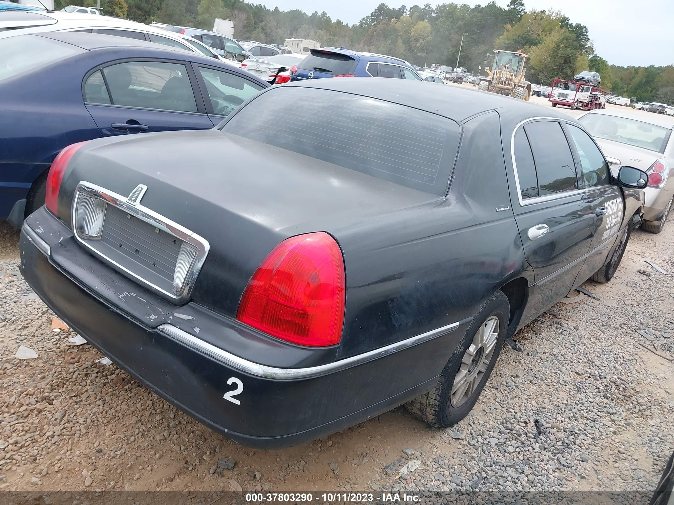 Photo 3 VIN: 1LNHM84W27Y607206 - LINCOLN TOWN CAR 