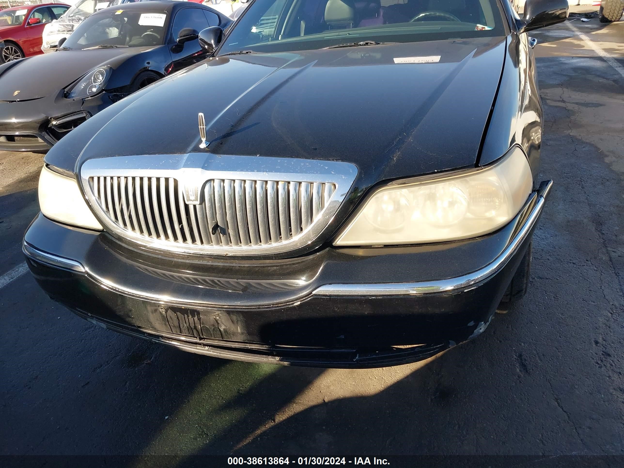 Photo 11 VIN: 1LNHM84W93Y643470 - LINCOLN TOWN CAR 