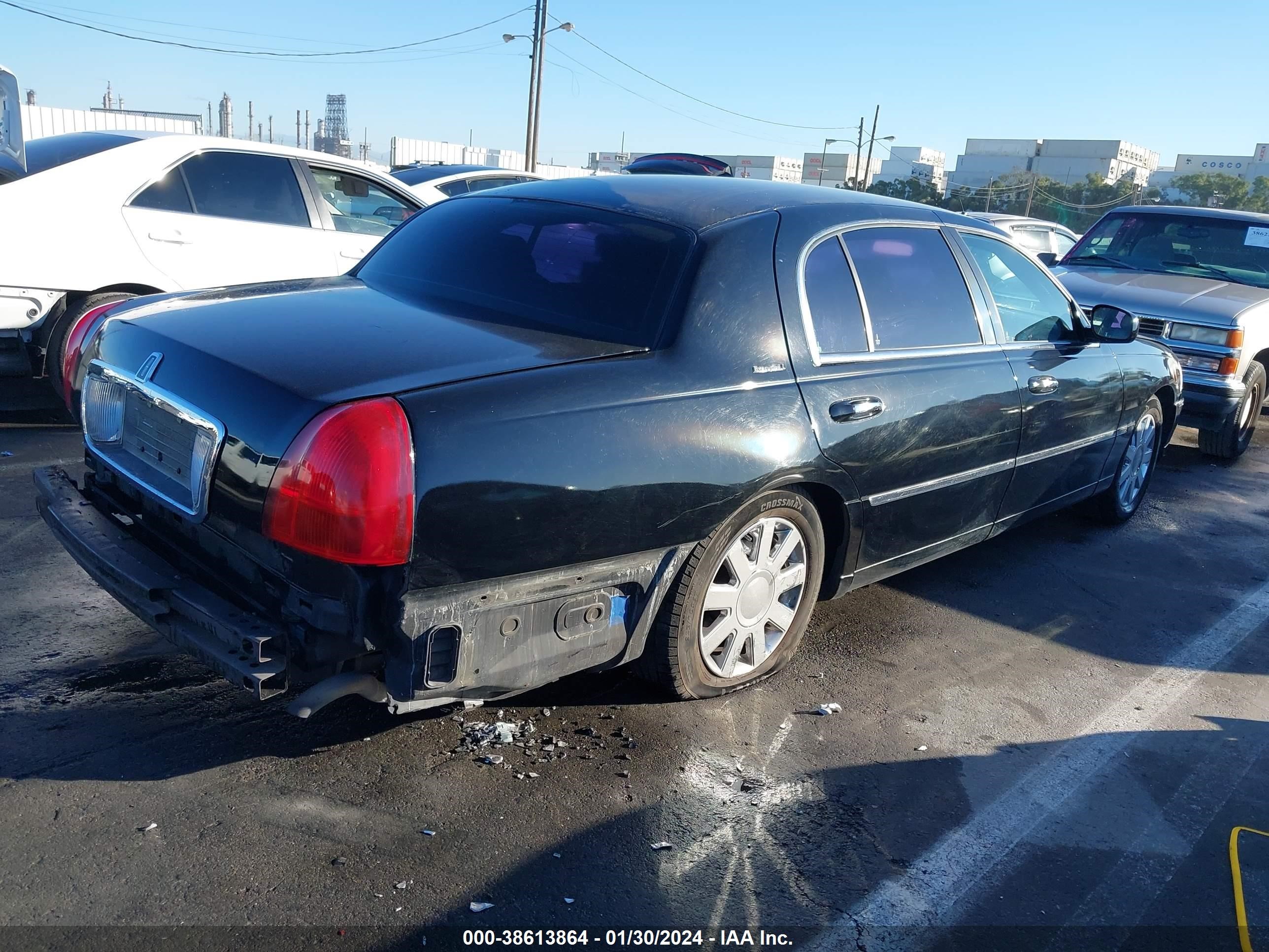 Photo 3 VIN: 1LNHM84W93Y643470 - LINCOLN TOWN CAR 