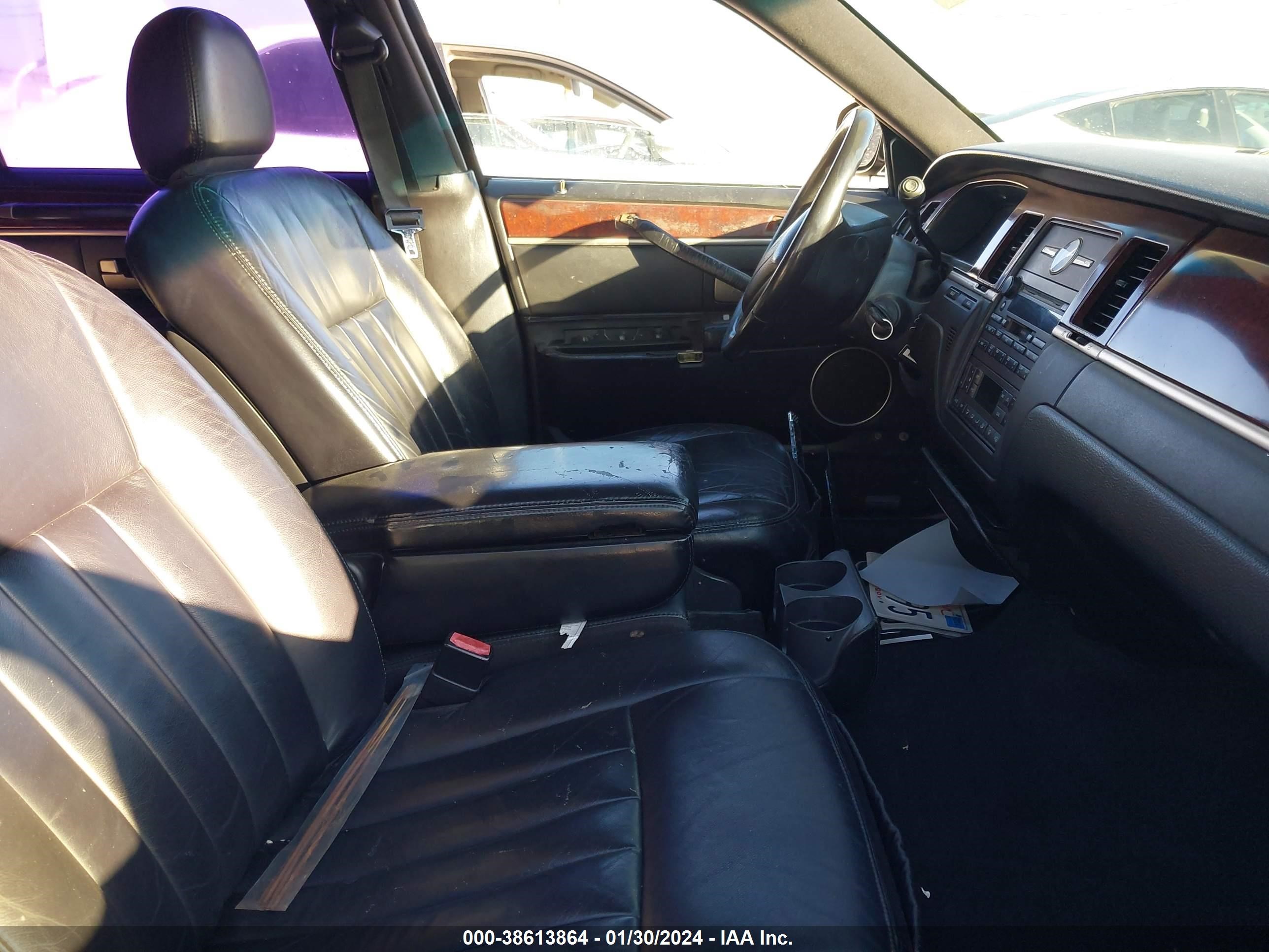 Photo 4 VIN: 1LNHM84W93Y643470 - LINCOLN TOWN CAR 