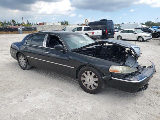 Photo 3 VIN: 1LNHM84W94Y668855 - LINCOLN TOWN CAR E 