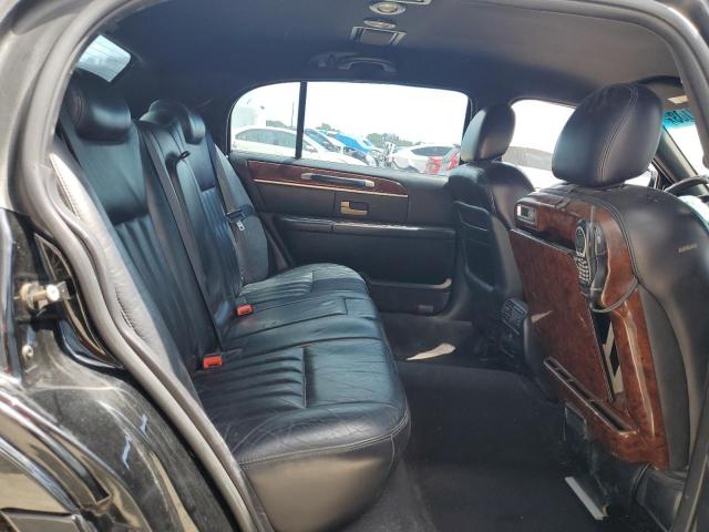 Photo 9 VIN: 1LNHM84W94Y668855 - LINCOLN TOWN CAR E 