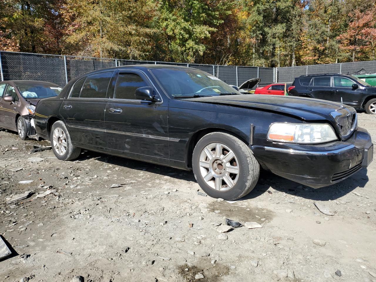 Photo 3 VIN: 1LNHM84W97Y628148 - LINCOLN TOWN CAR 