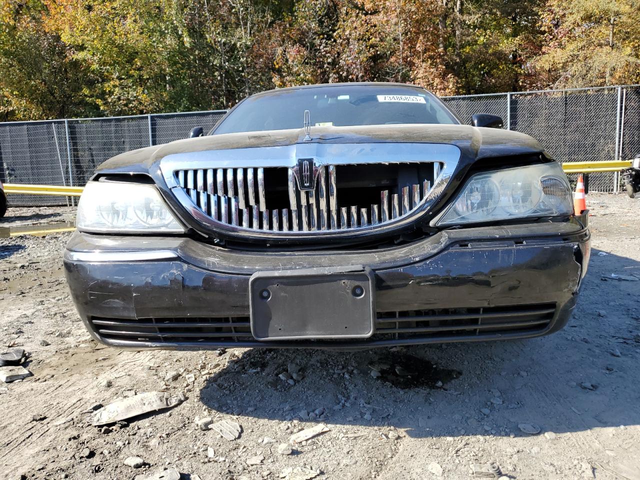 Photo 4 VIN: 1LNHM84W97Y628148 - LINCOLN TOWN CAR 