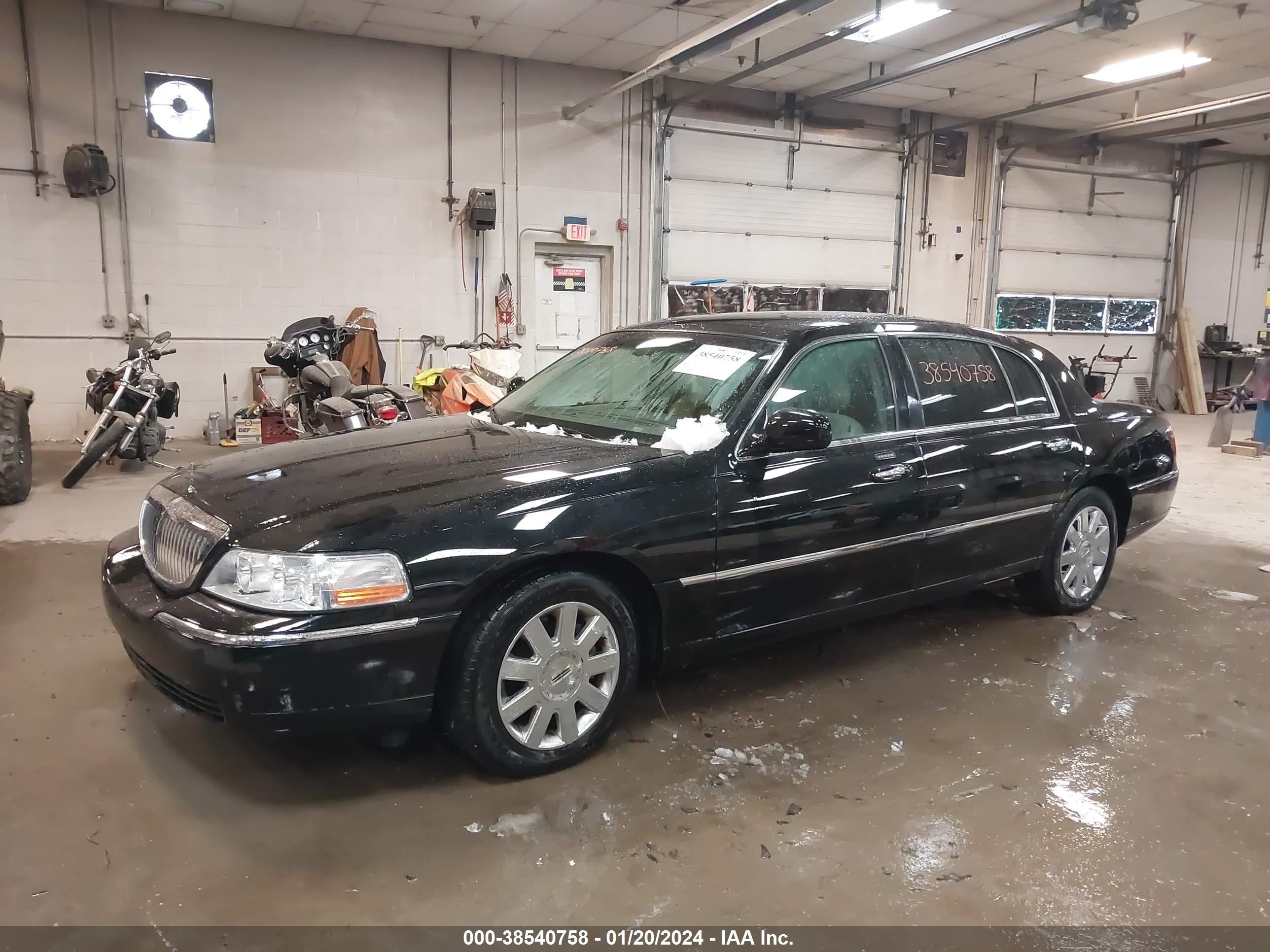 Photo 1 VIN: 1LNHM85W55Y664205 - LINCOLN TOWN CAR 