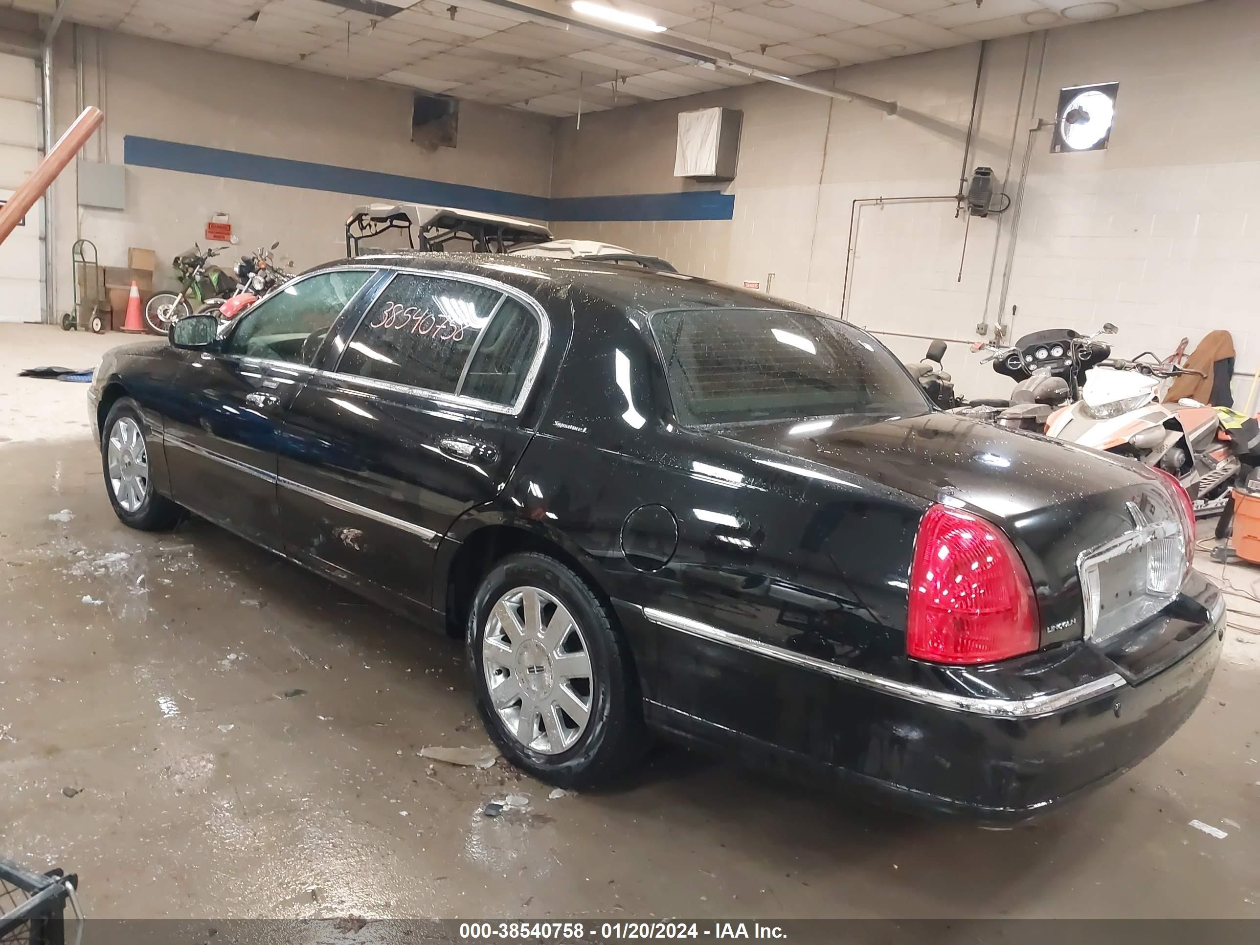 Photo 2 VIN: 1LNHM85W55Y664205 - LINCOLN TOWN CAR 