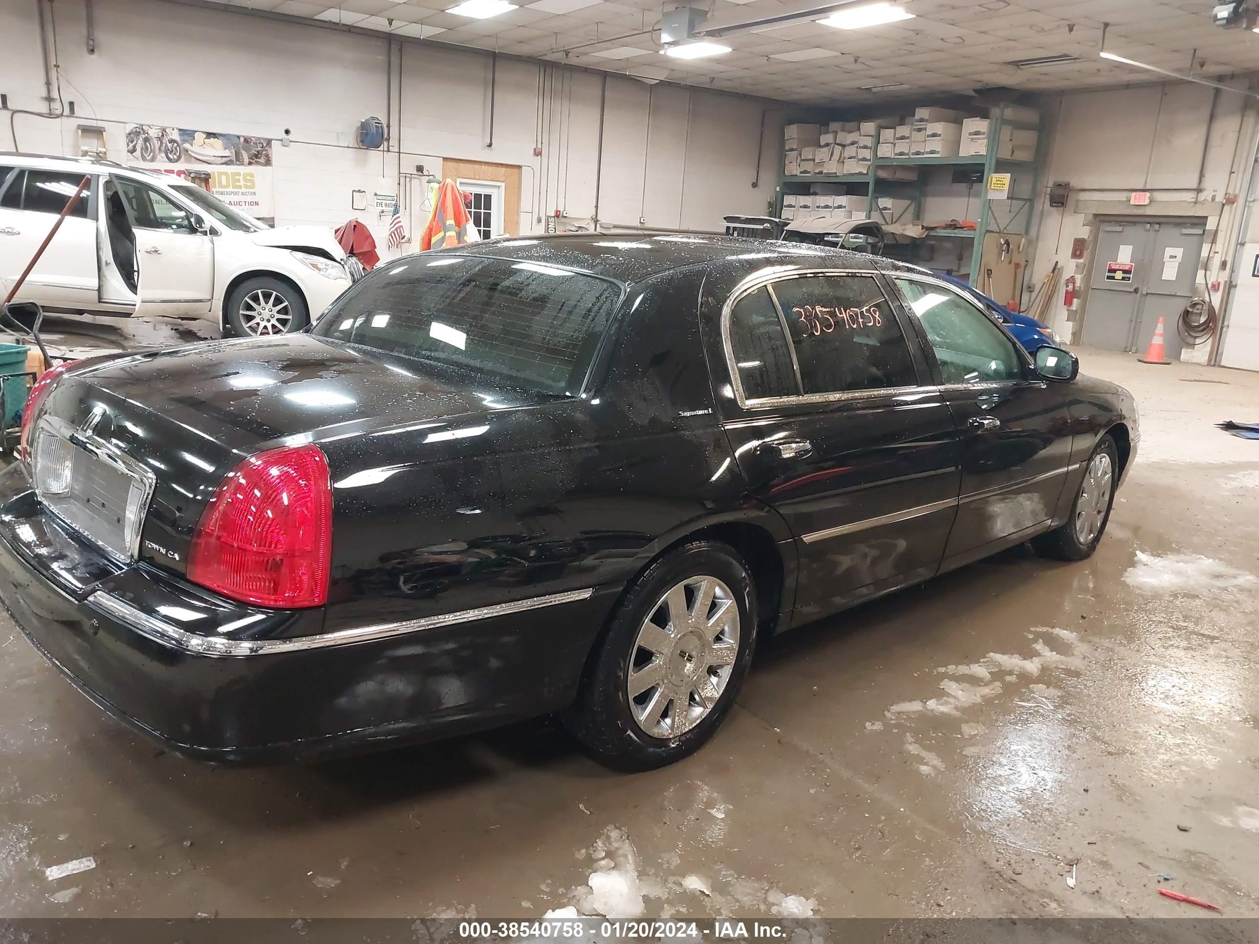 Photo 3 VIN: 1LNHM85W55Y664205 - LINCOLN TOWN CAR 