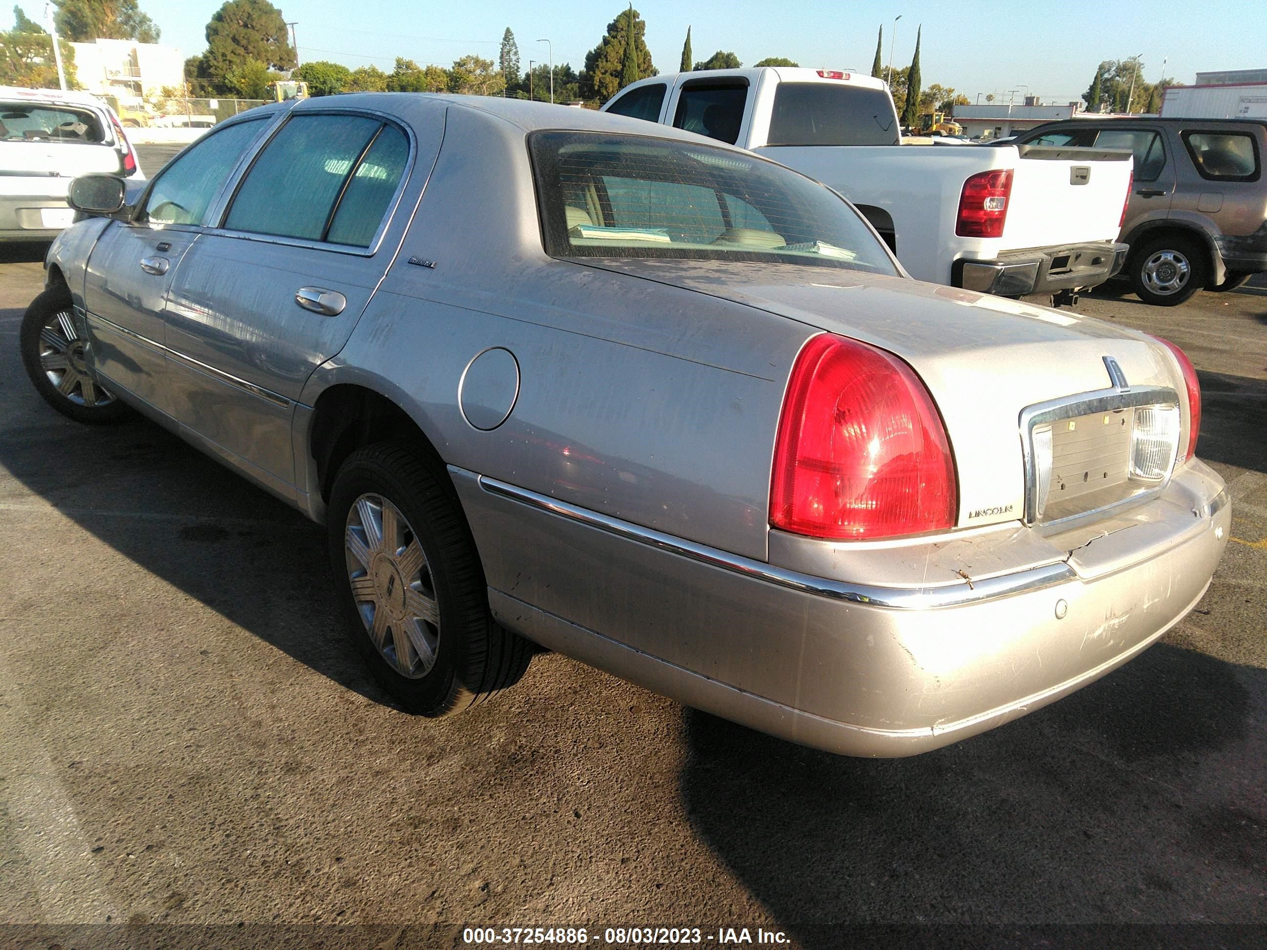 Photo 2 VIN: 1LNHM85W64Y625203 - LINCOLN TOWN CAR 