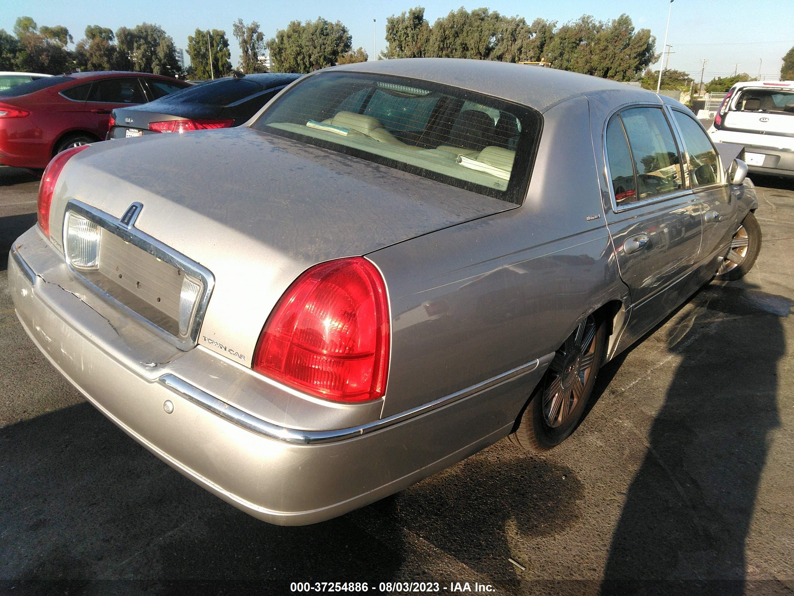 Photo 3 VIN: 1LNHM85W64Y625203 - LINCOLN TOWN CAR 