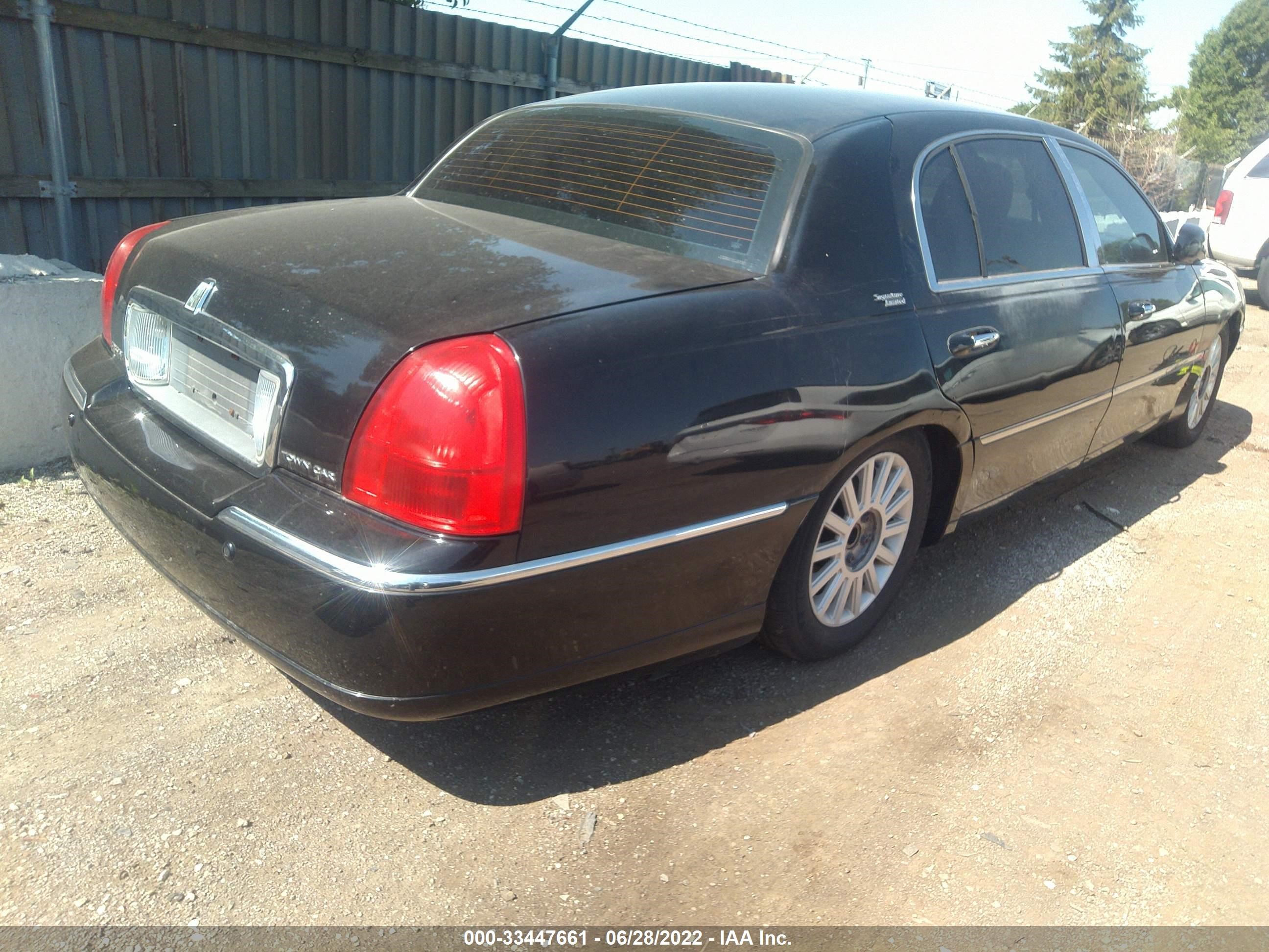 Photo 3 VIN: 1LNHM85W85Y657250 - LINCOLN TOWN CAR 