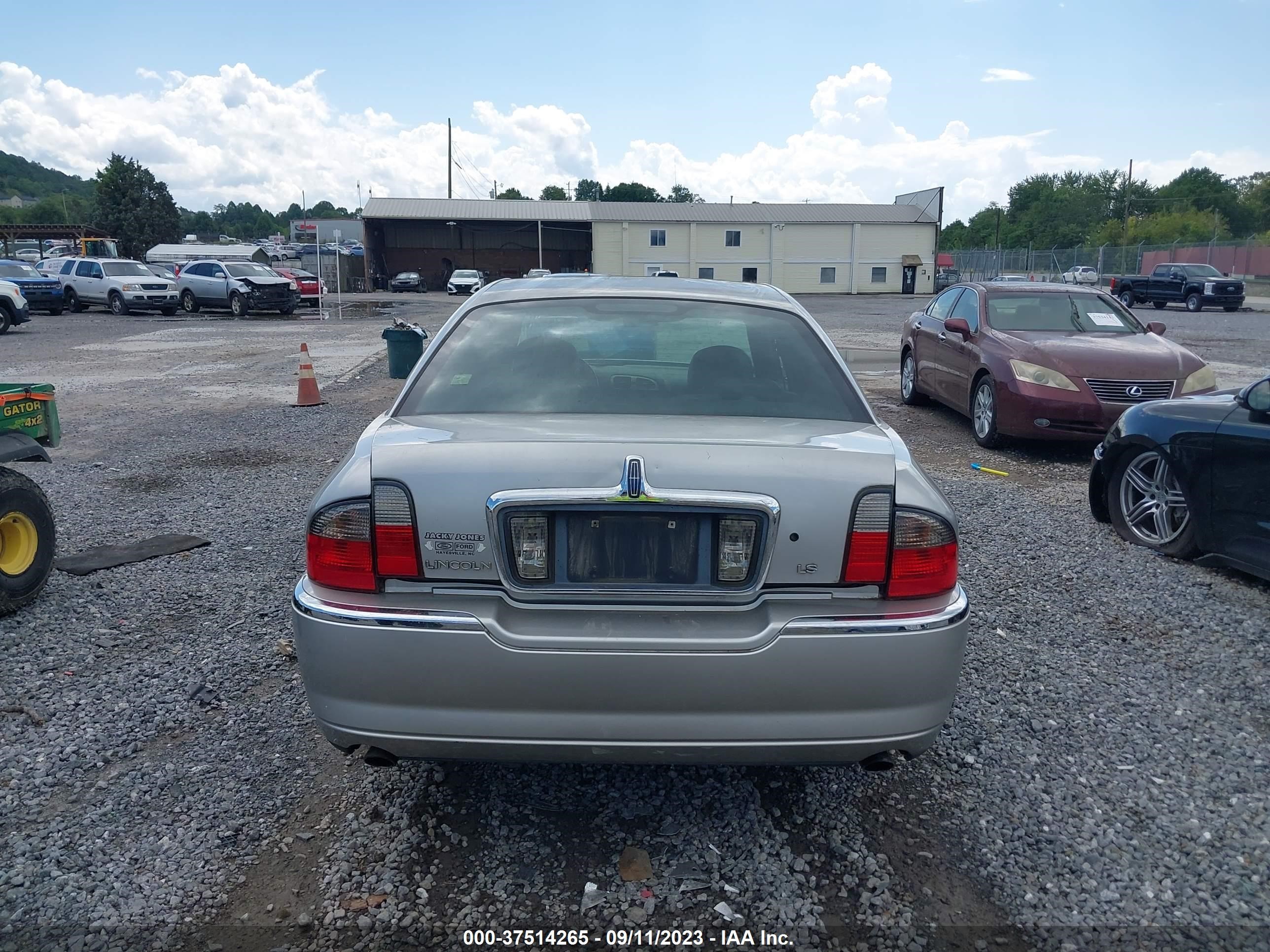 Photo 16 VIN: 1LNHM86S34Y681322 - LINCOLN LS 