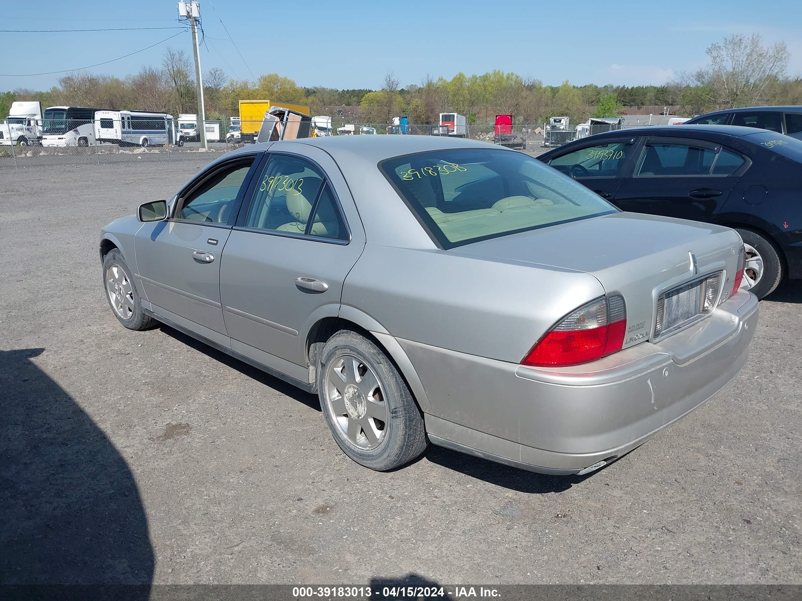 Photo 2 VIN: 1LNHM86S35Y600918 - LINCOLN LS 