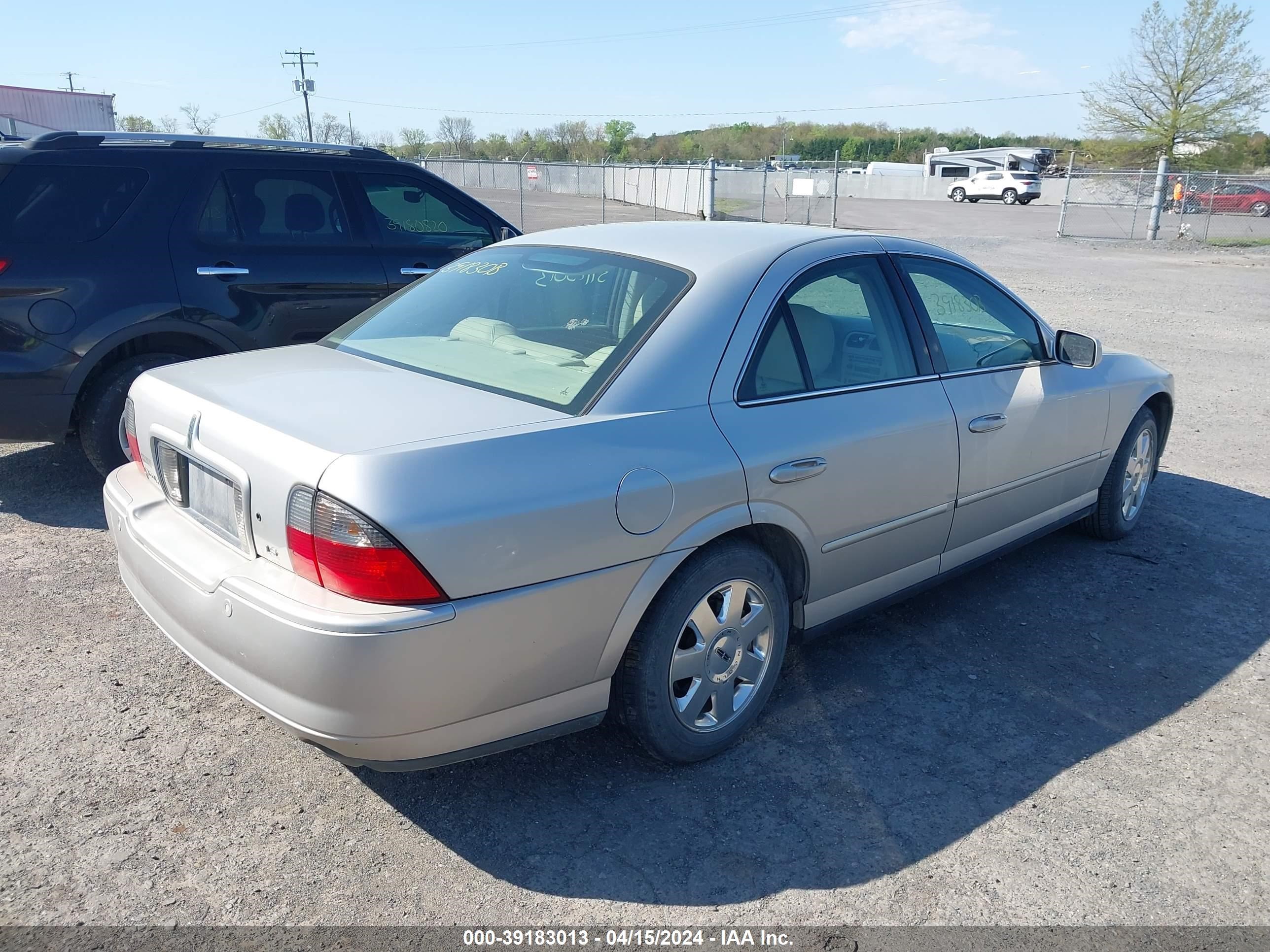 Photo 3 VIN: 1LNHM86S35Y600918 - LINCOLN LS 