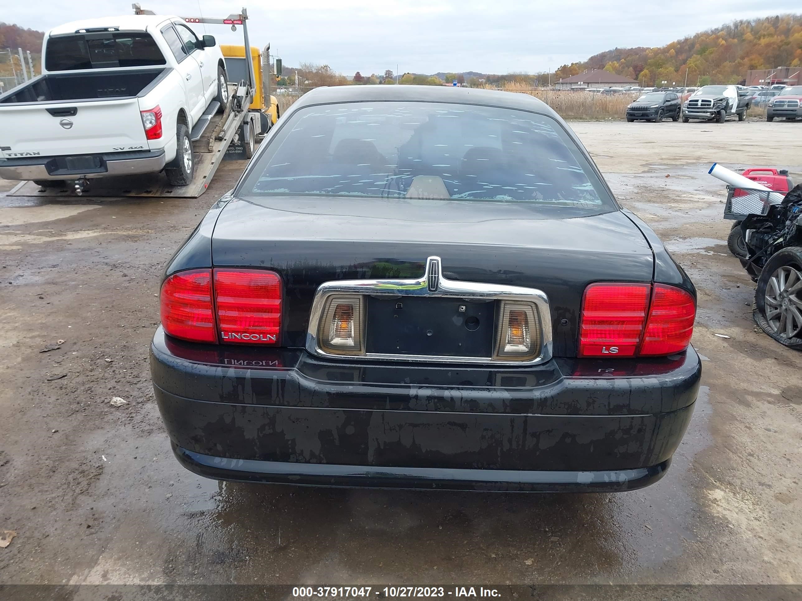 Photo 15 VIN: 1LNHM86S51Y668003 - LINCOLN LS 