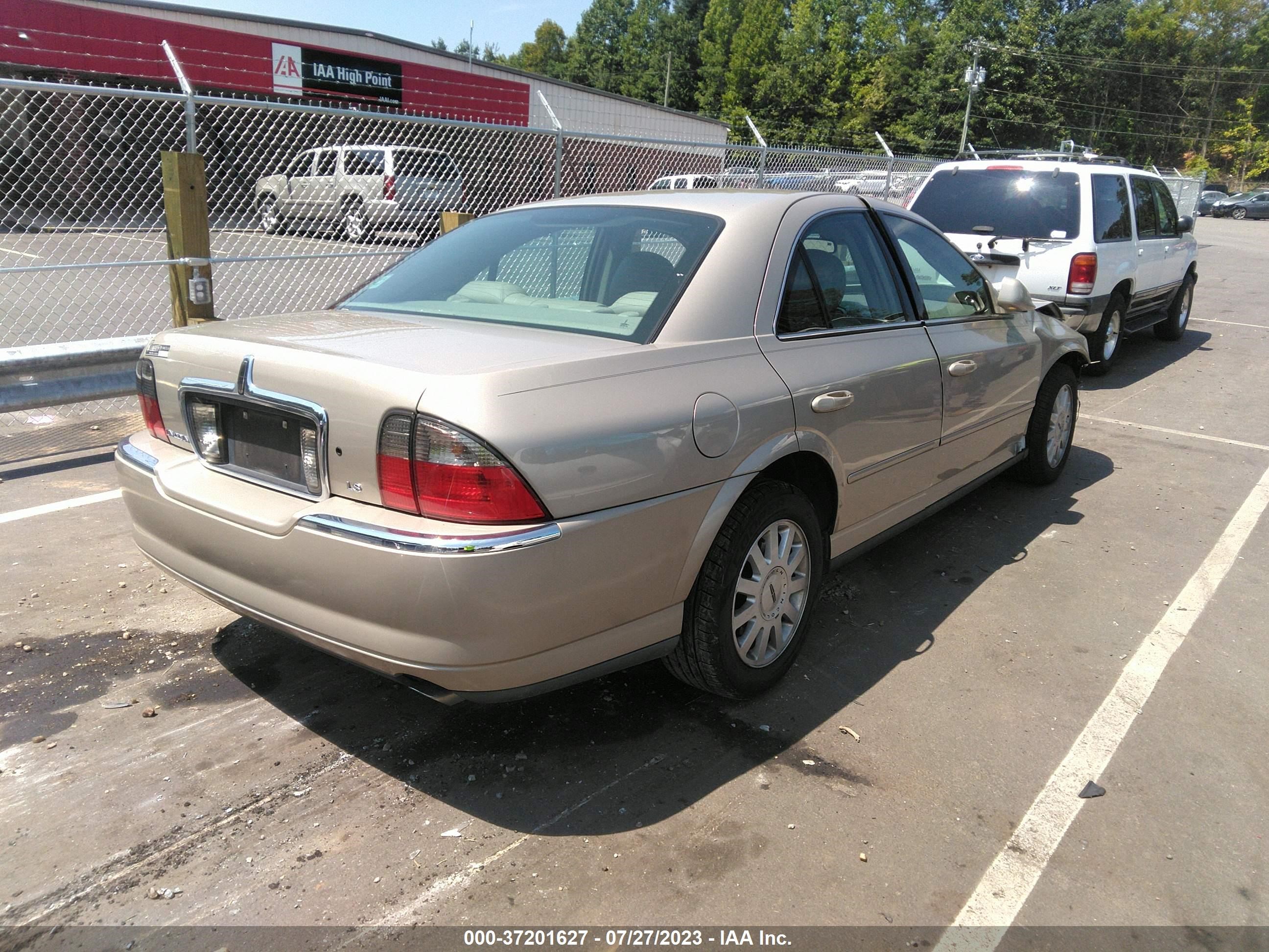 Photo 3 VIN: 1LNHM86S64Y628503 - LINCOLN LS 