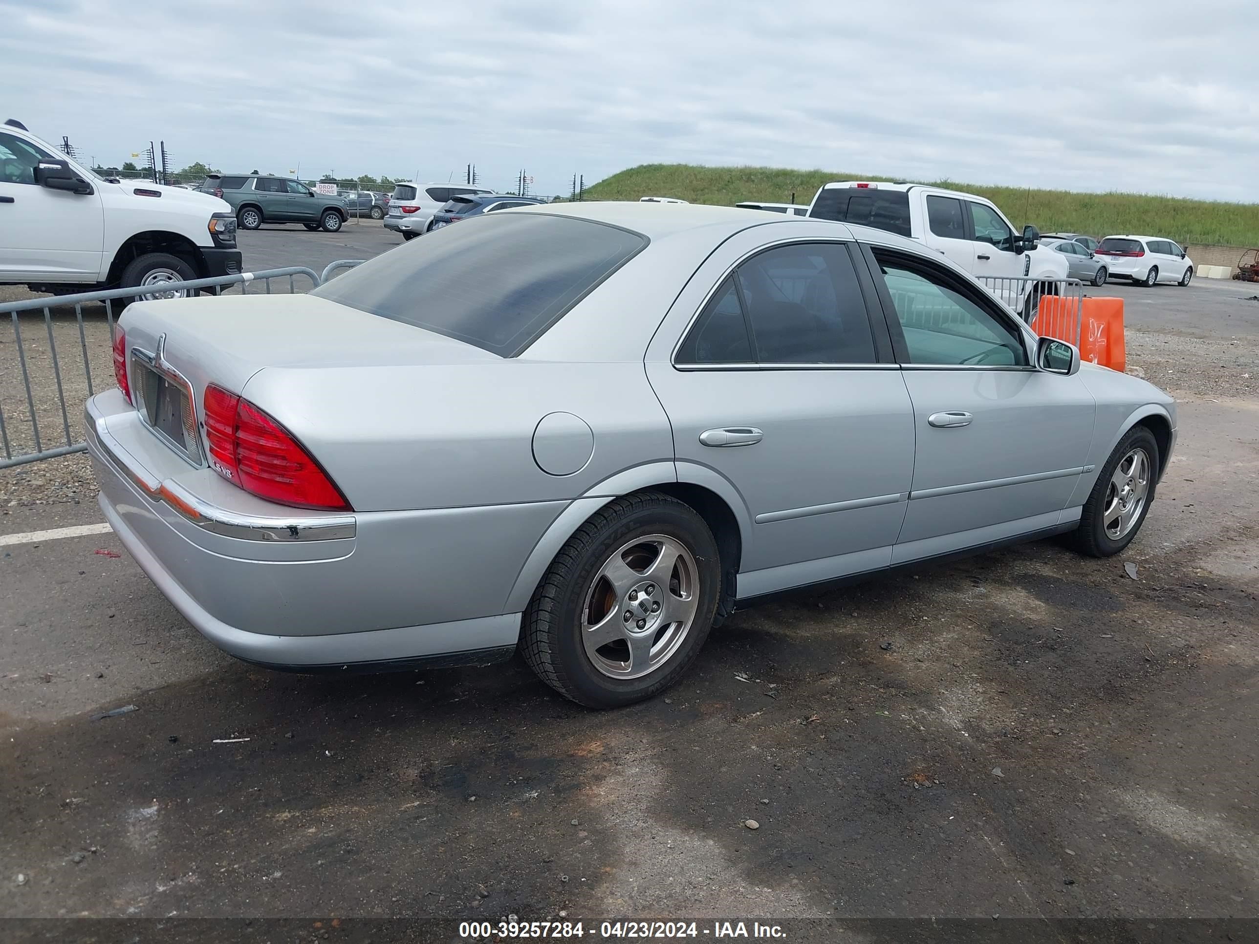 Photo 3 VIN: 1LNHM87A21Y675450 - LINCOLN LS 