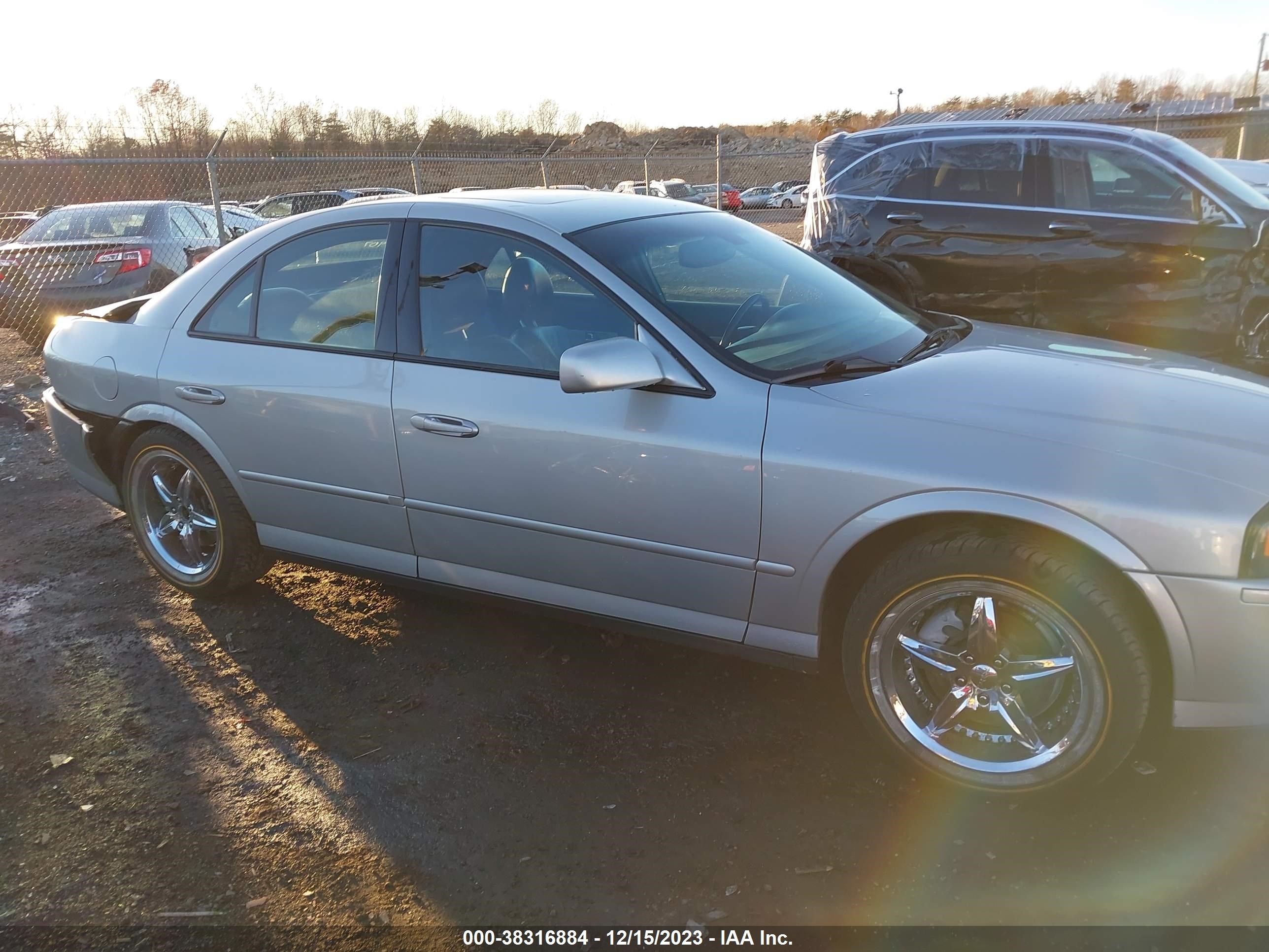 Photo 12 VIN: 1LNHM87A25Y655768 - LINCOLN LS 